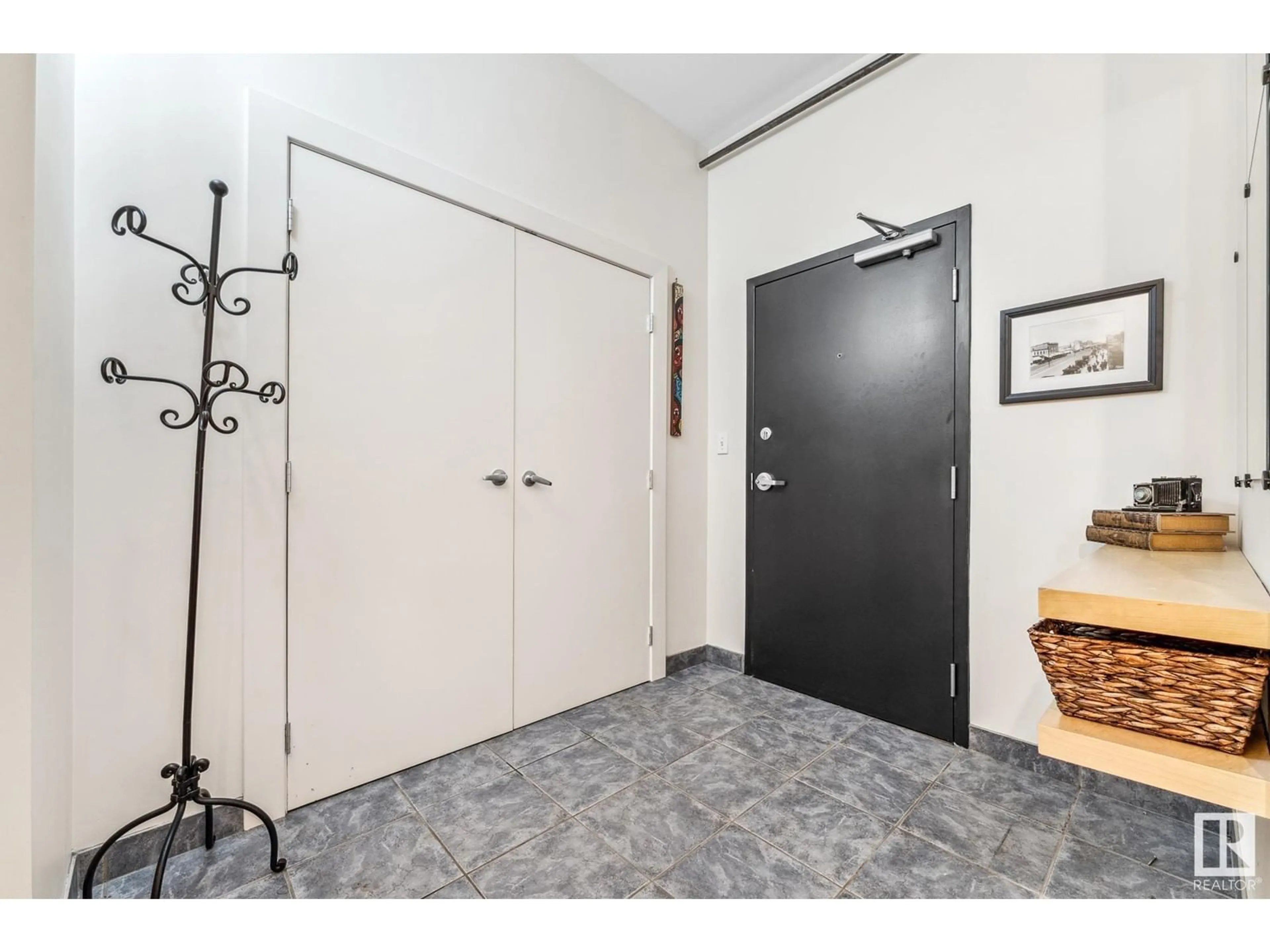 Indoor entryway for #302 10169 104 ST NW, Edmonton Alberta T5J1A5