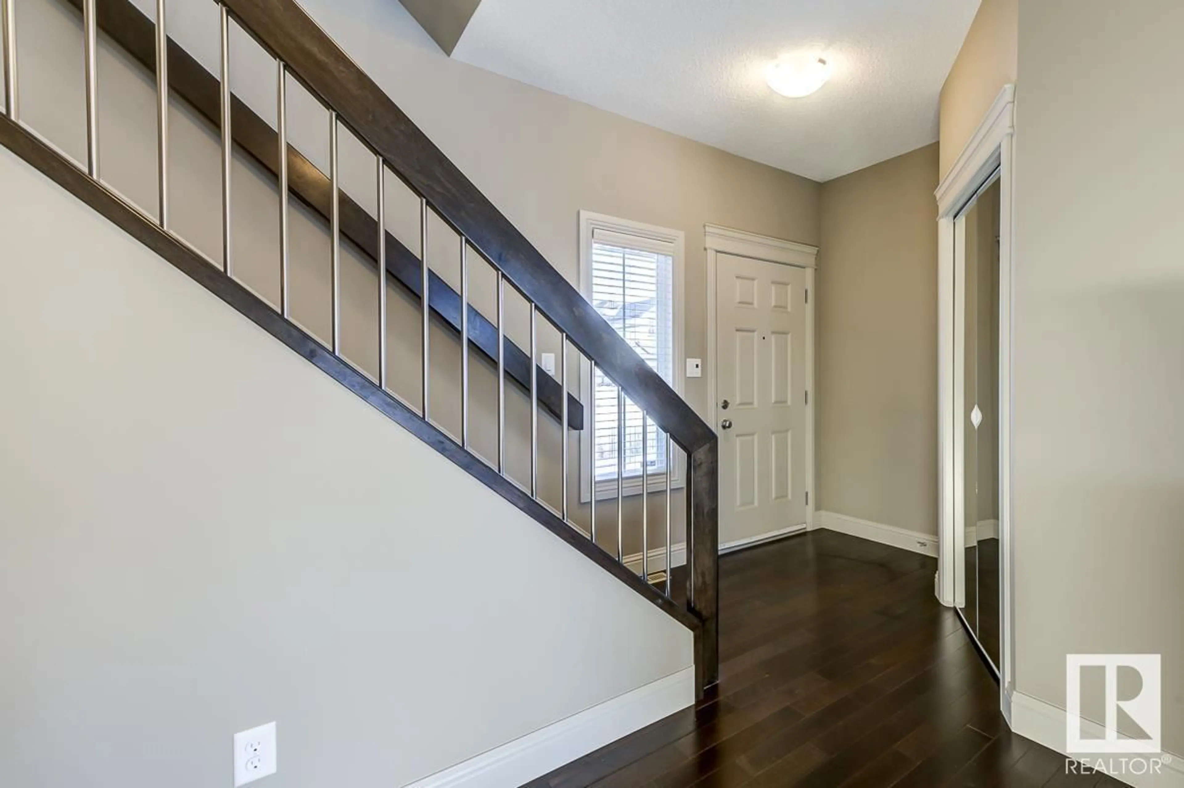 Indoor entryway for 1022 59A ST SW, Edmonton Alberta T6X0T2