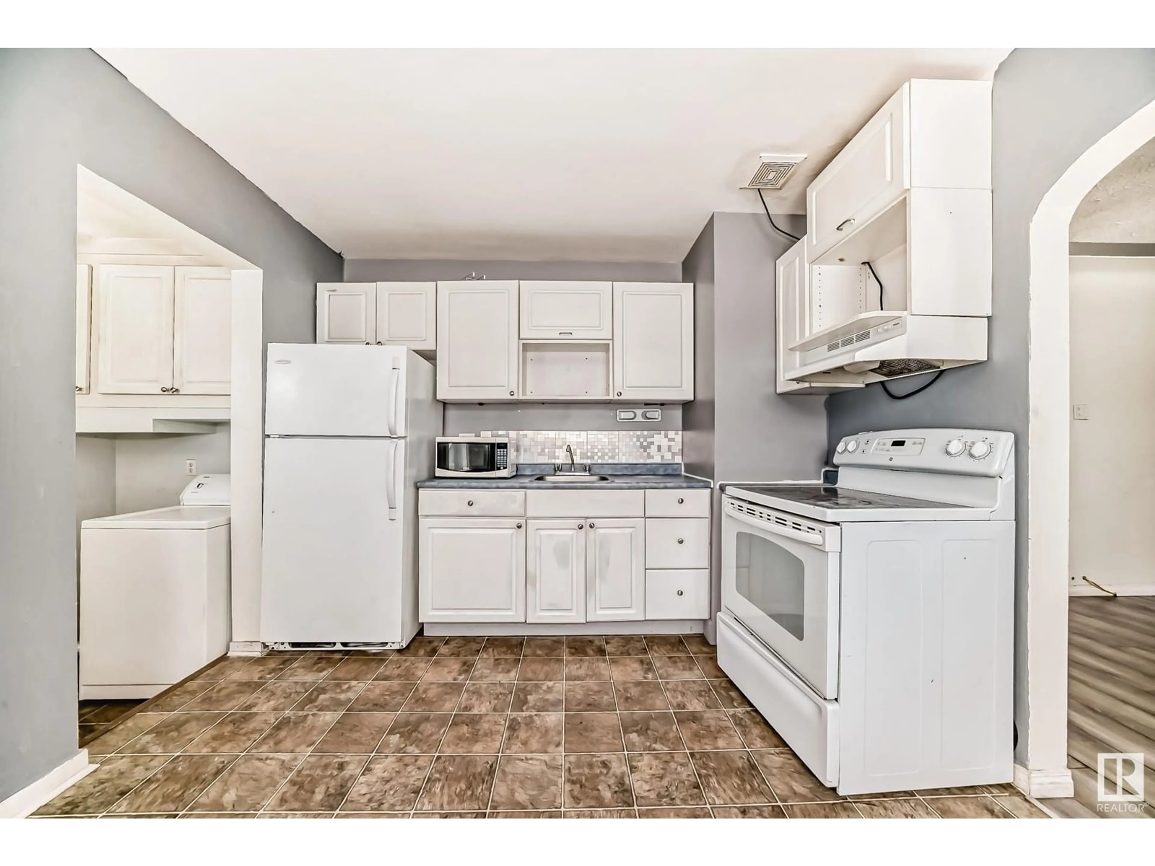 Standard kitchen, unknown for 11932 70 ST NW, Edmonton Alberta T5B1T9