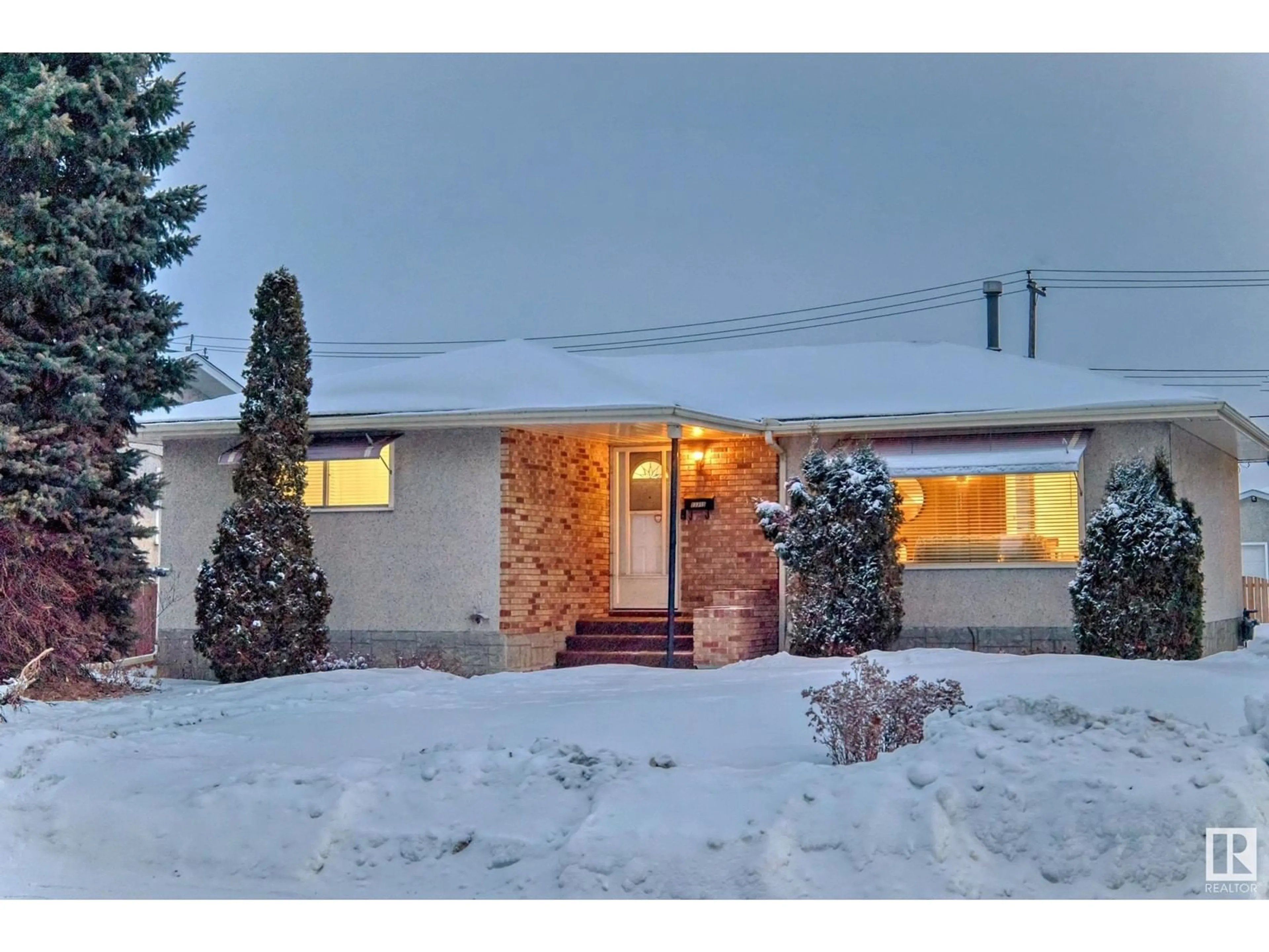 Indoor foyer for 13315 95 ST NW, Edmonton Alberta T5E3Y3