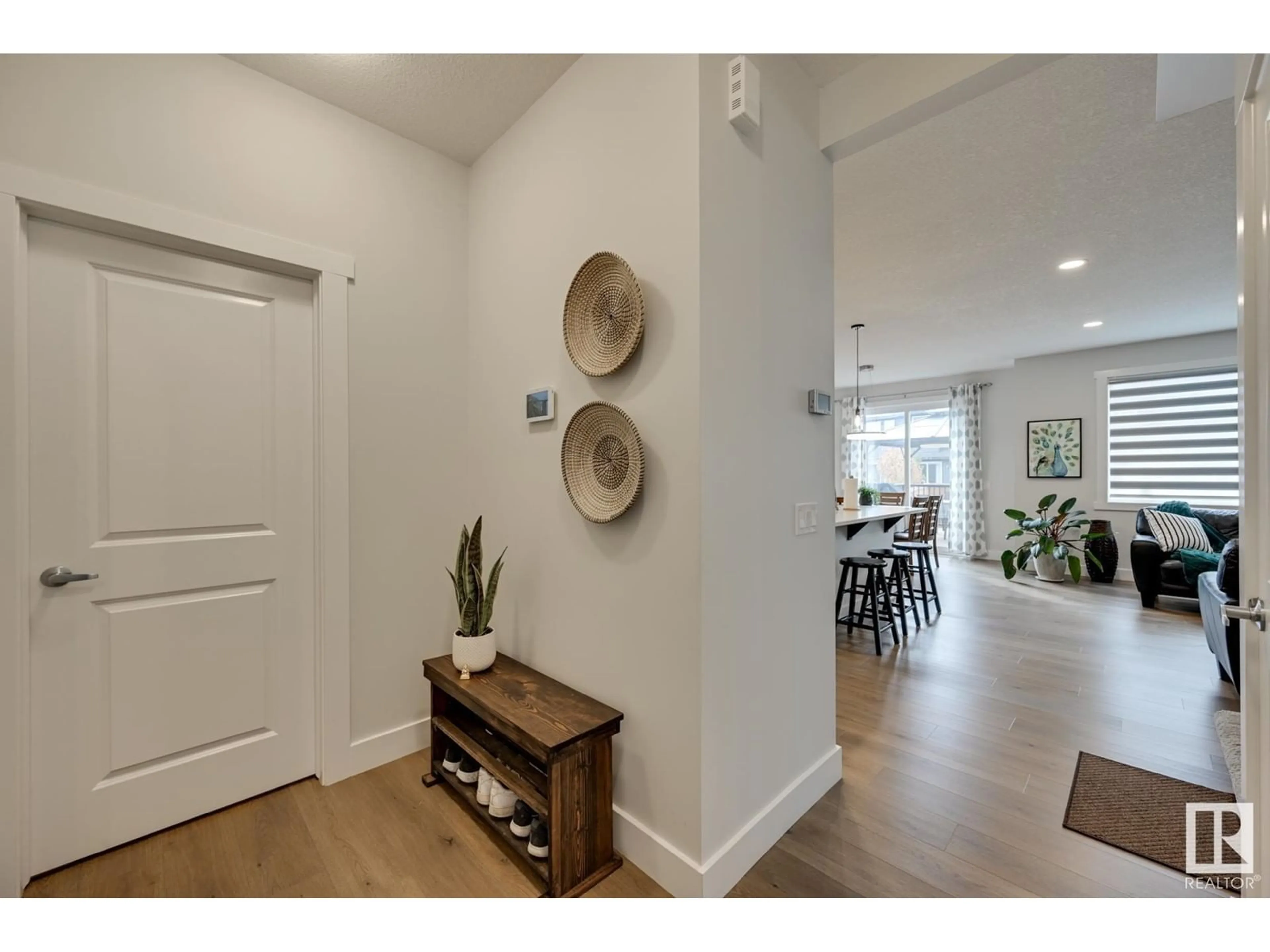 Indoor entryway for 15651 14 AV SW, Edmonton Alberta T6W4E4