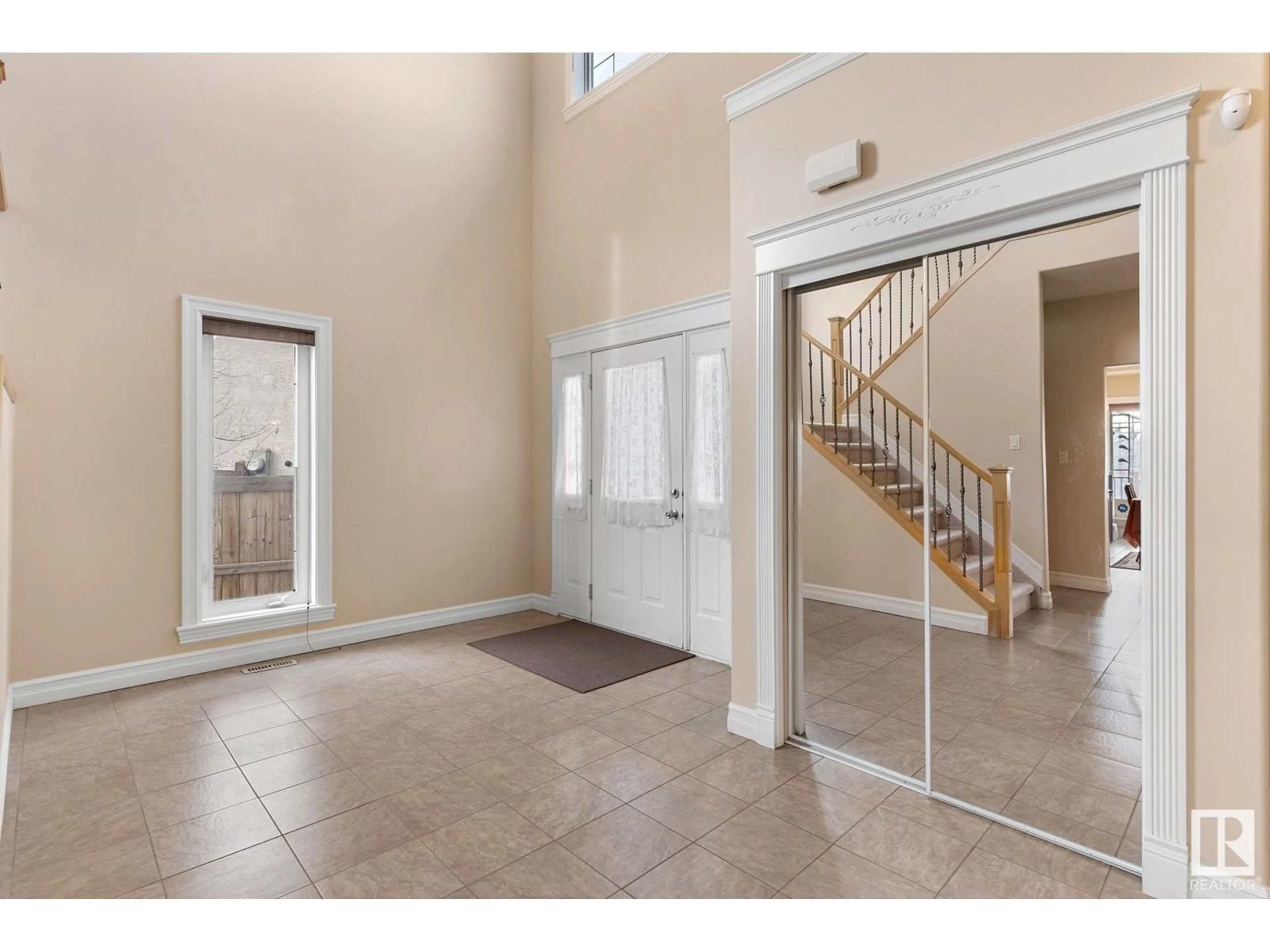 Indoor foyer for 4835 154 AV NW, Edmonton Alberta T5Y0C1