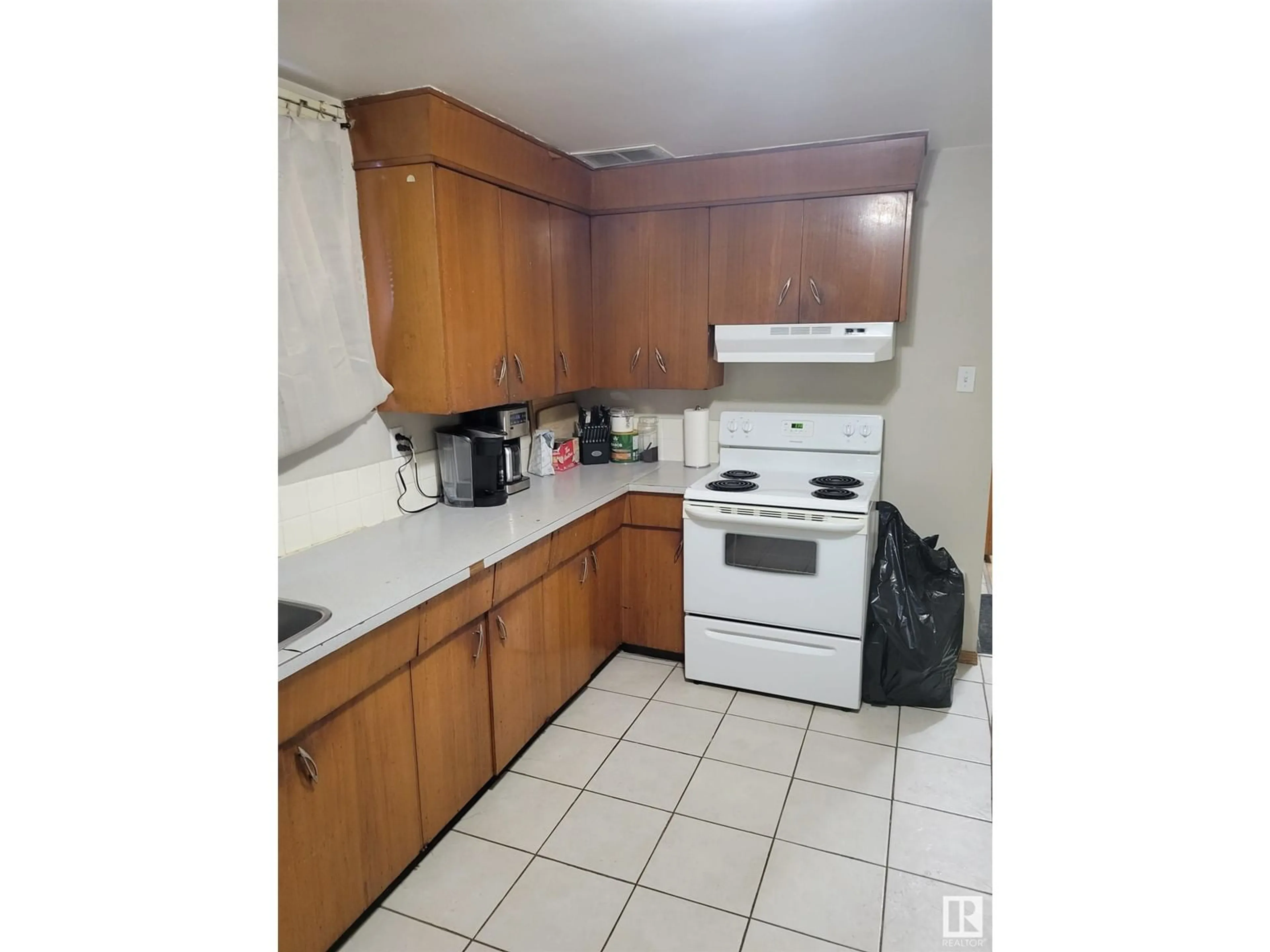 Standard kitchen, unknown for 12712 94 ST NW, Edmonton Alberta T5E3V5