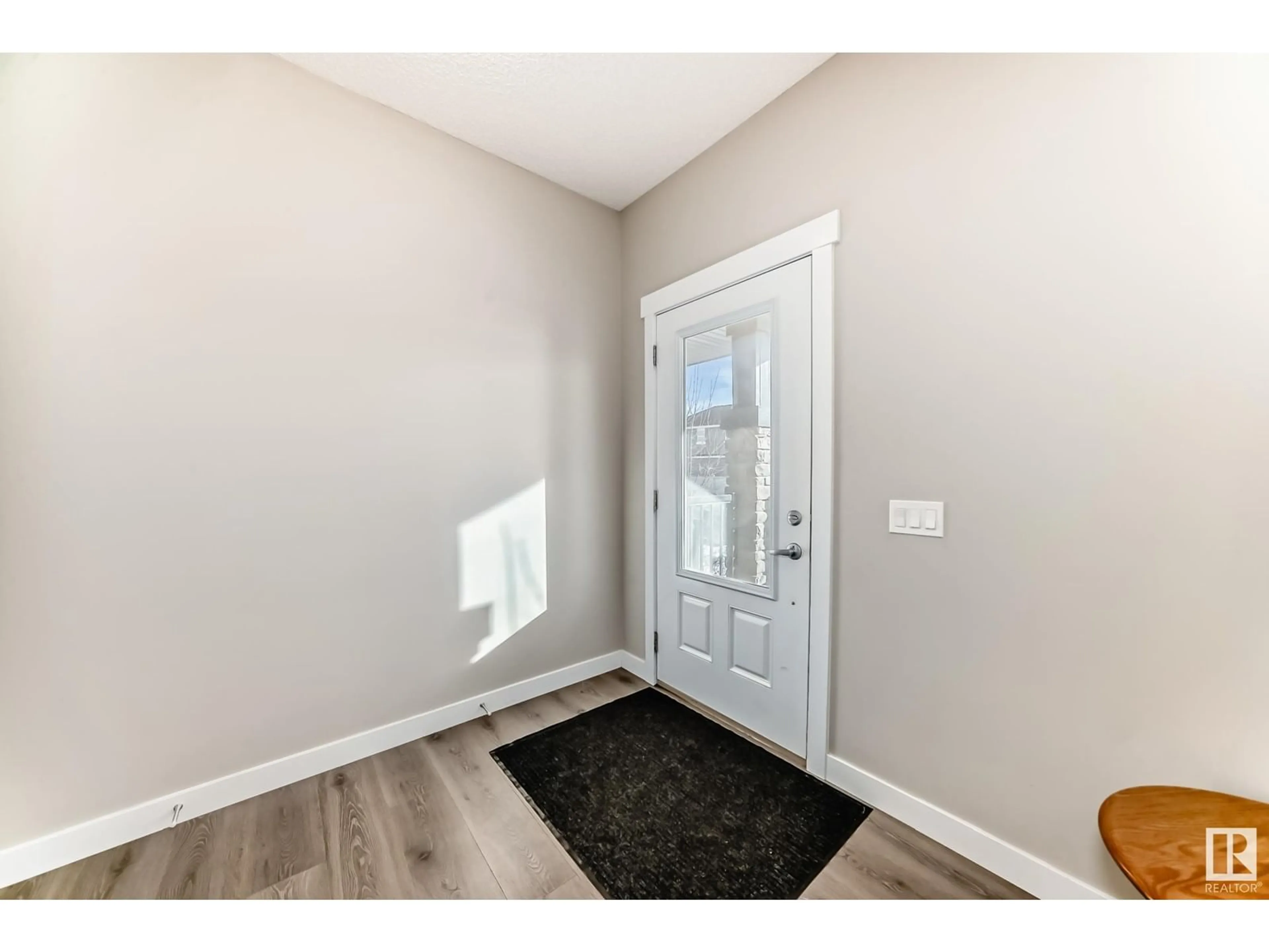 Indoor entryway for 4072 Chappelle GR SW, Edmonton Alberta T6W4M7