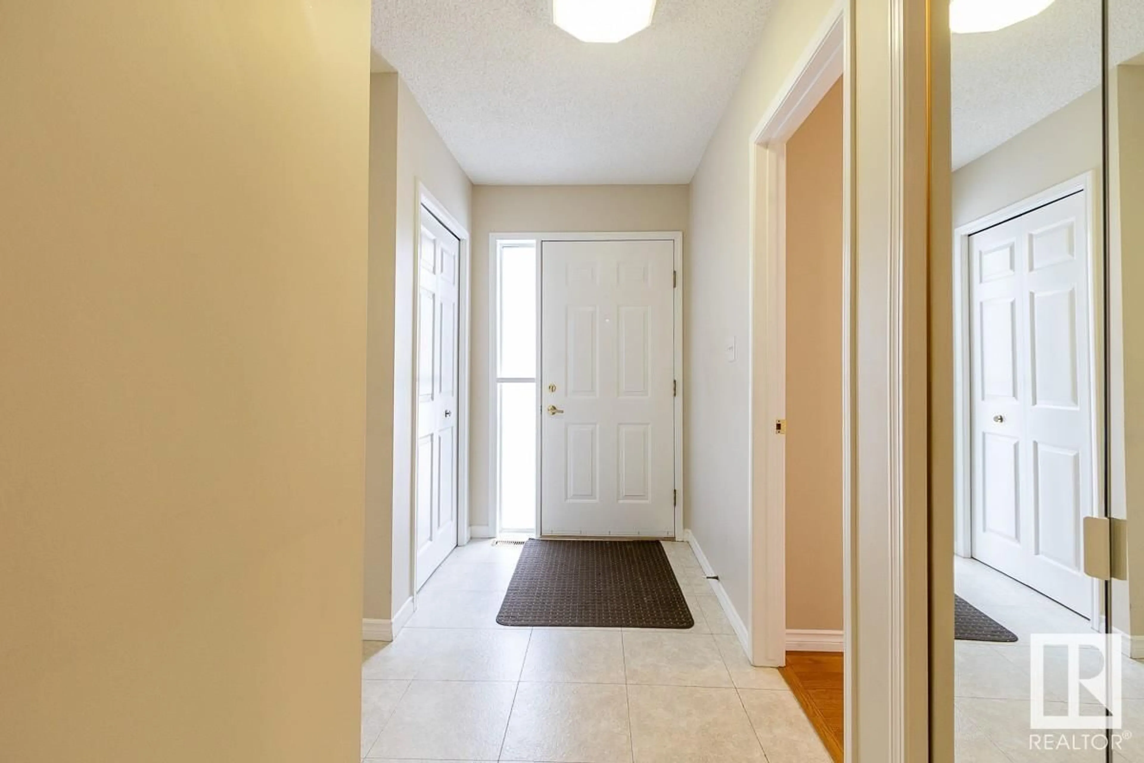 Indoor entryway for #5 9704 165 ST NW, Edmonton Alberta T5P4W4