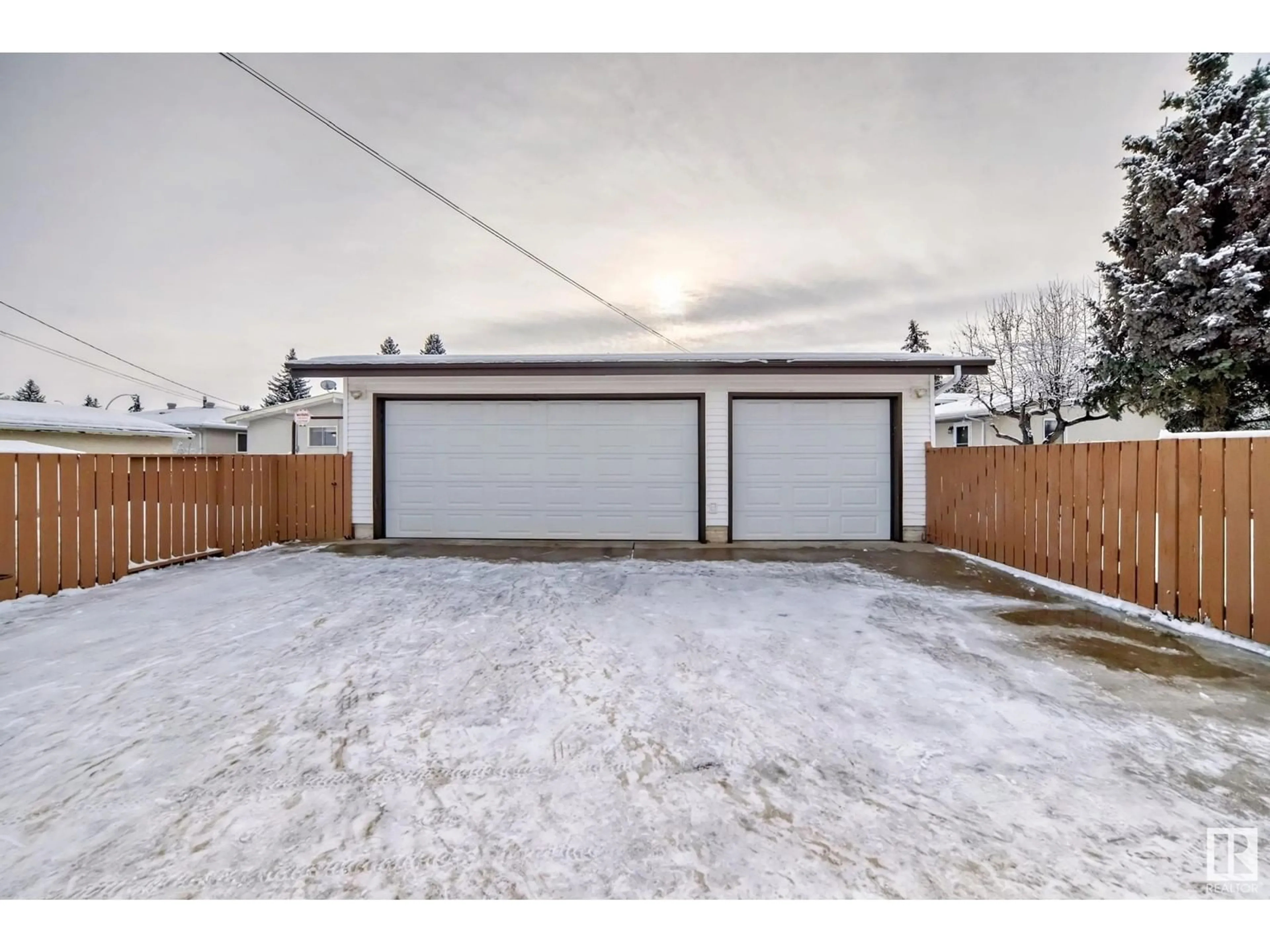 Indoor garage for 11124 36A AV NW, Edmonton Alberta T6J0E5