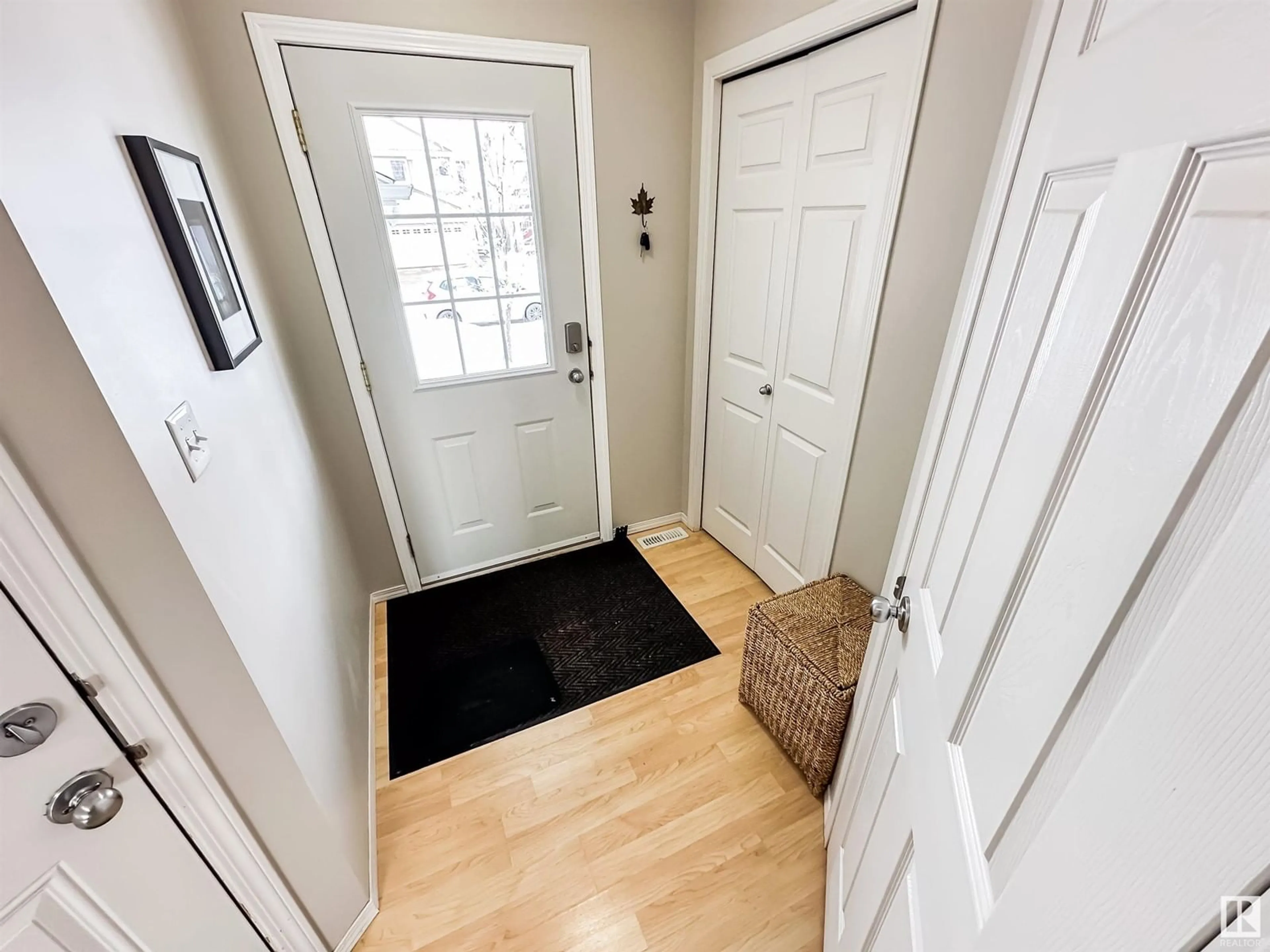 Indoor entryway for 1643 MELROSE PL SW, Edmonton Alberta T6W1X5