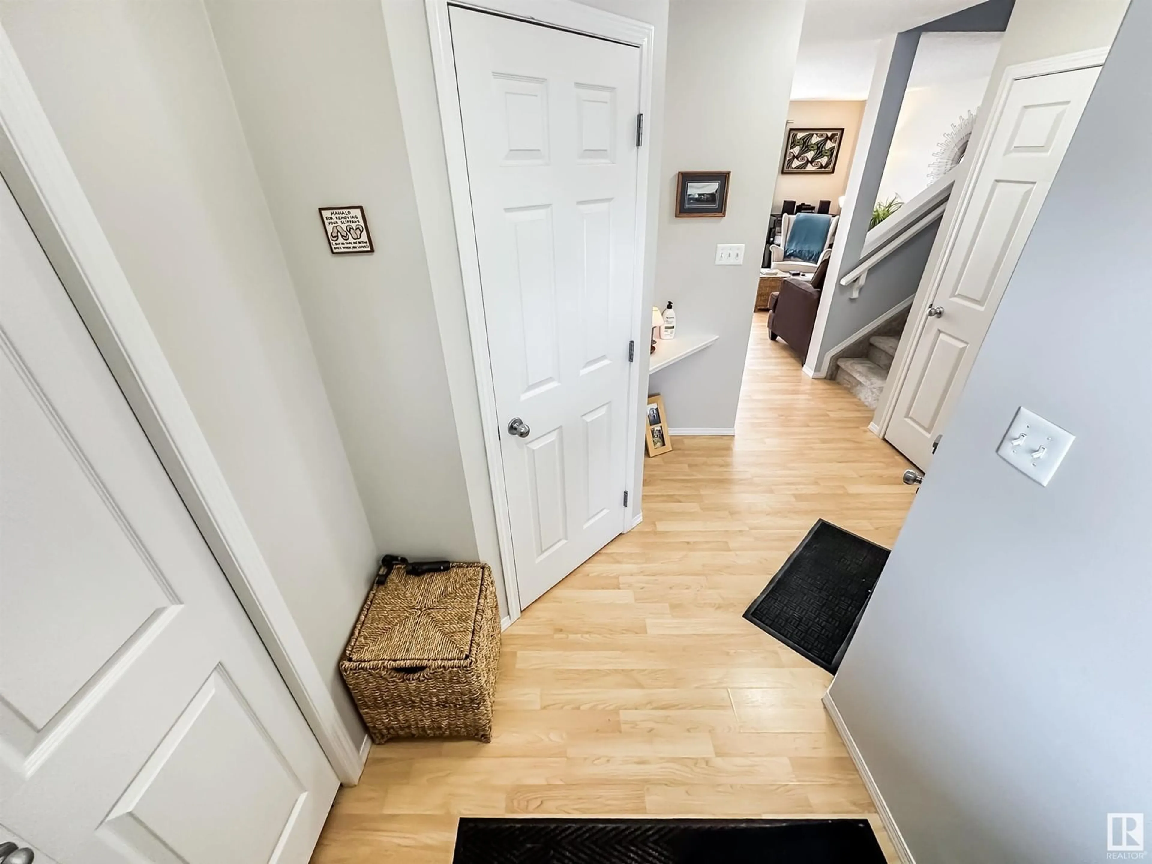 Indoor entryway for 1643 MELROSE PL SW, Edmonton Alberta T6W1X5