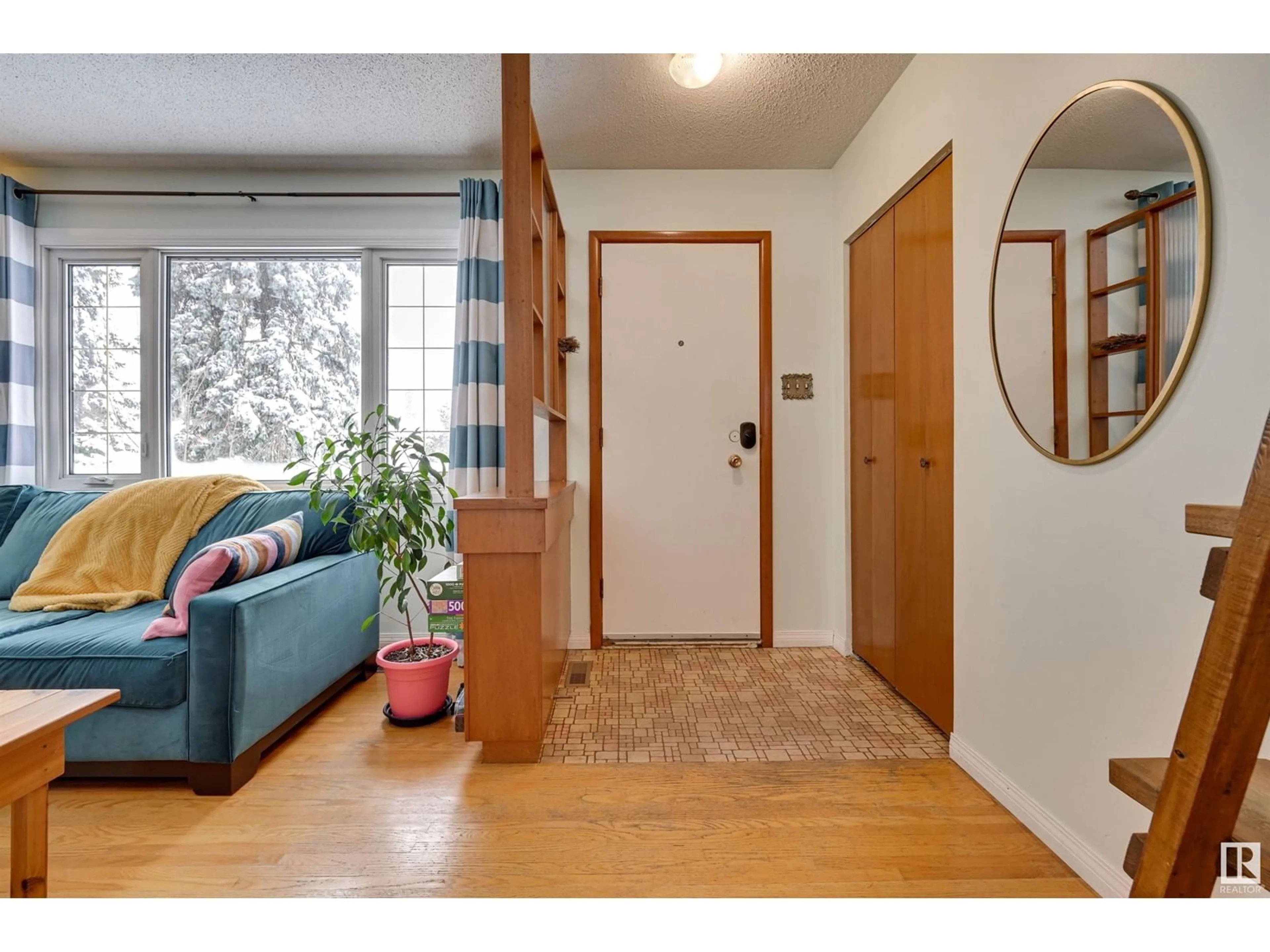 Indoor entryway for 6919 83 AV NW NW, Edmonton Alberta T6B0G4