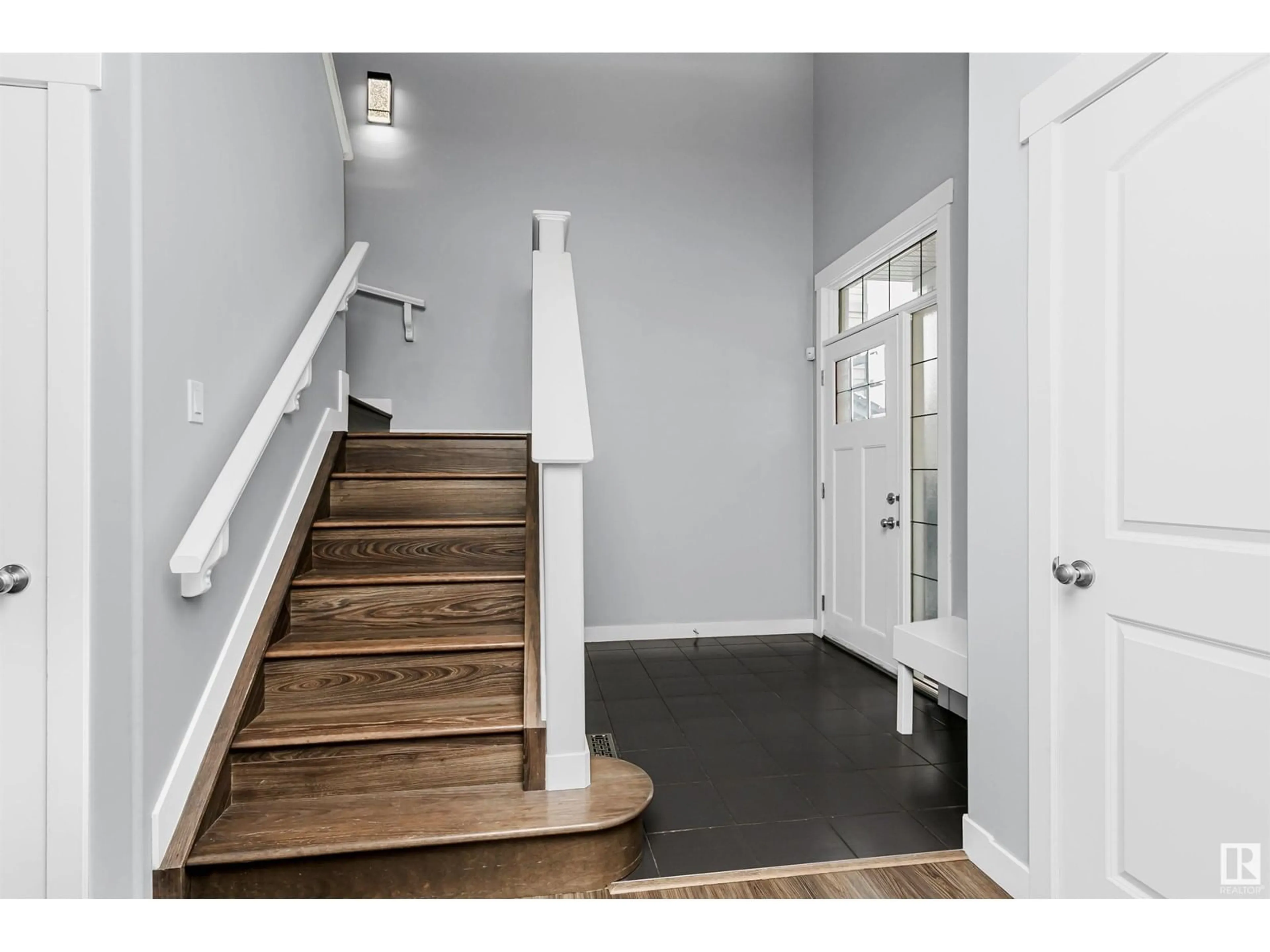 Indoor entryway for 1515 CHAPMAN WY SW, Edmonton Alberta T6W0Y9