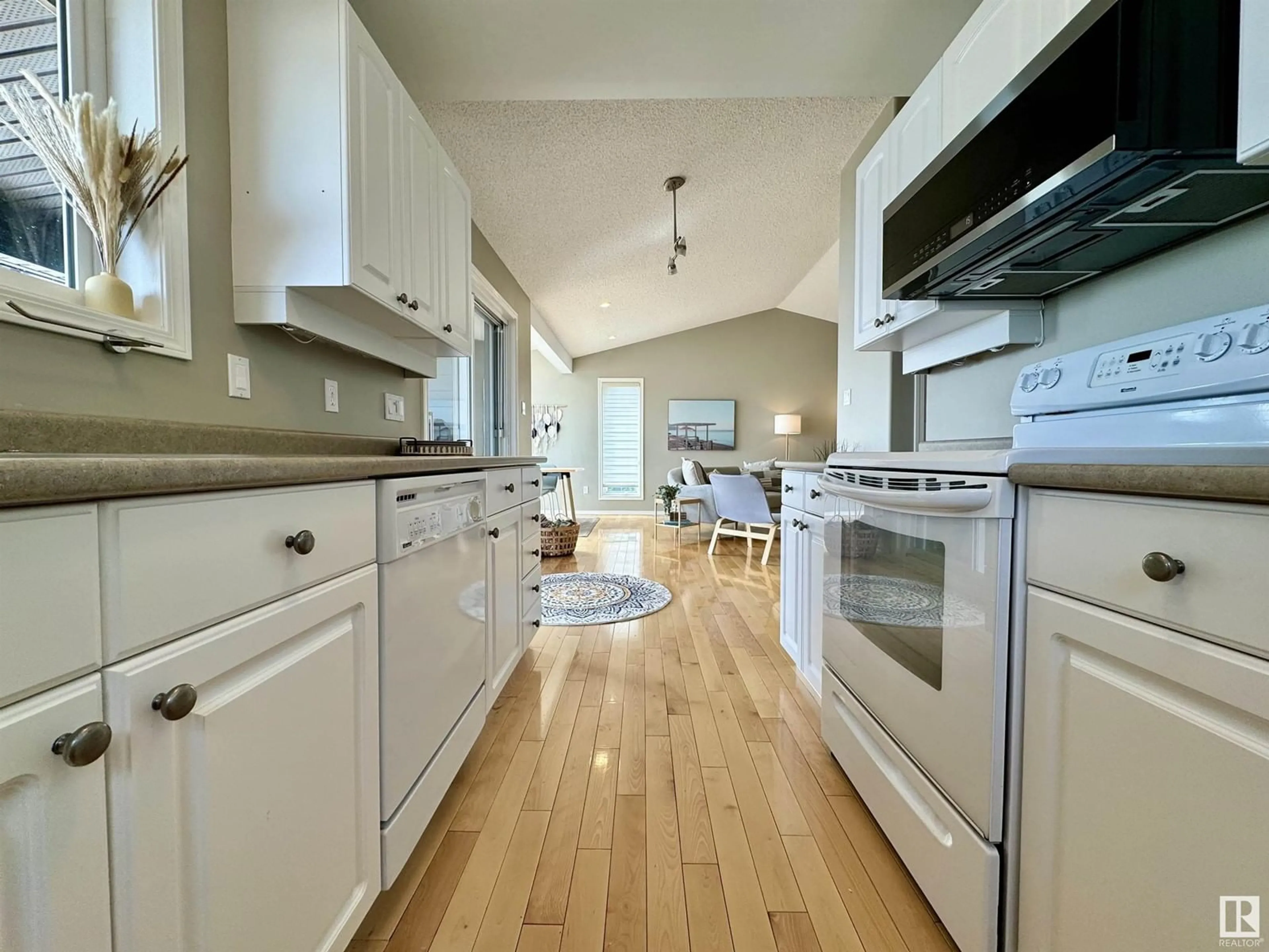 Contemporary kitchen, wood/laminate floor for 457 1 AV, Rural Parkland County Alberta T0E2B0