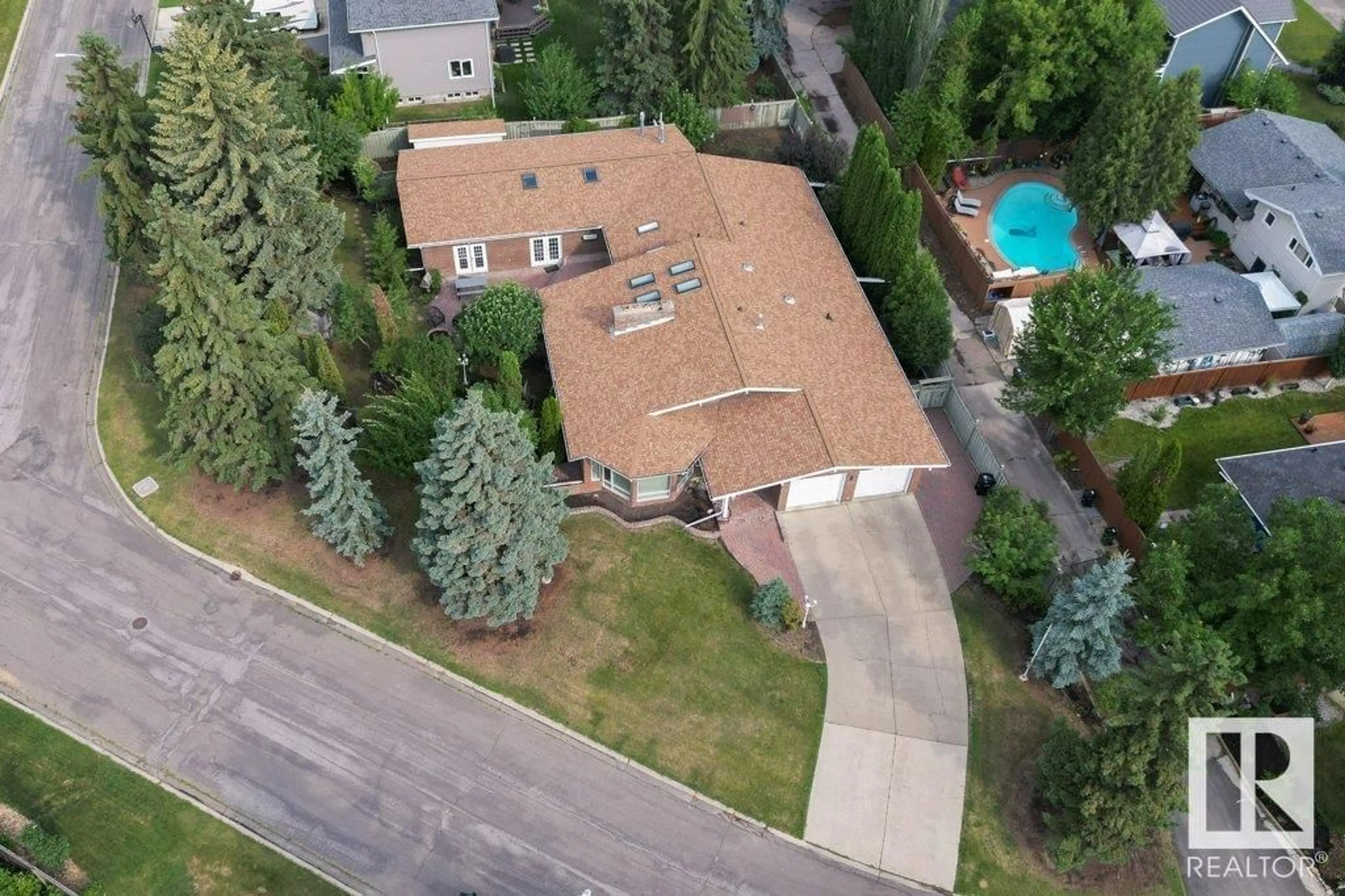 A pic from outside/outdoor area/front of a property/back of a property/a pic from drone, unknown for 14004 47 AV NW, Edmonton Alberta T6H0B6