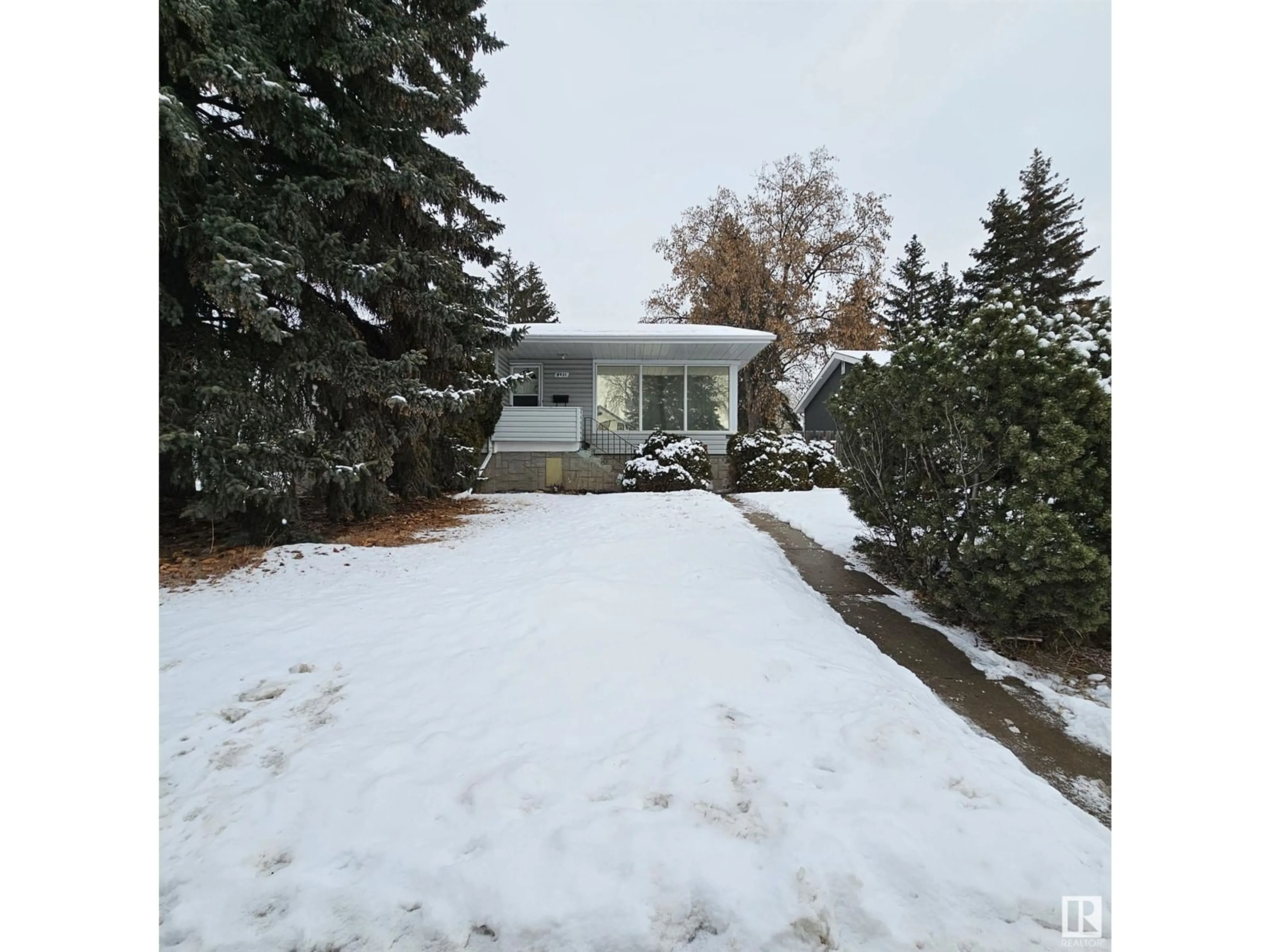 Shed for 8931 151 ST NW, Edmonton Alberta T5R1J1