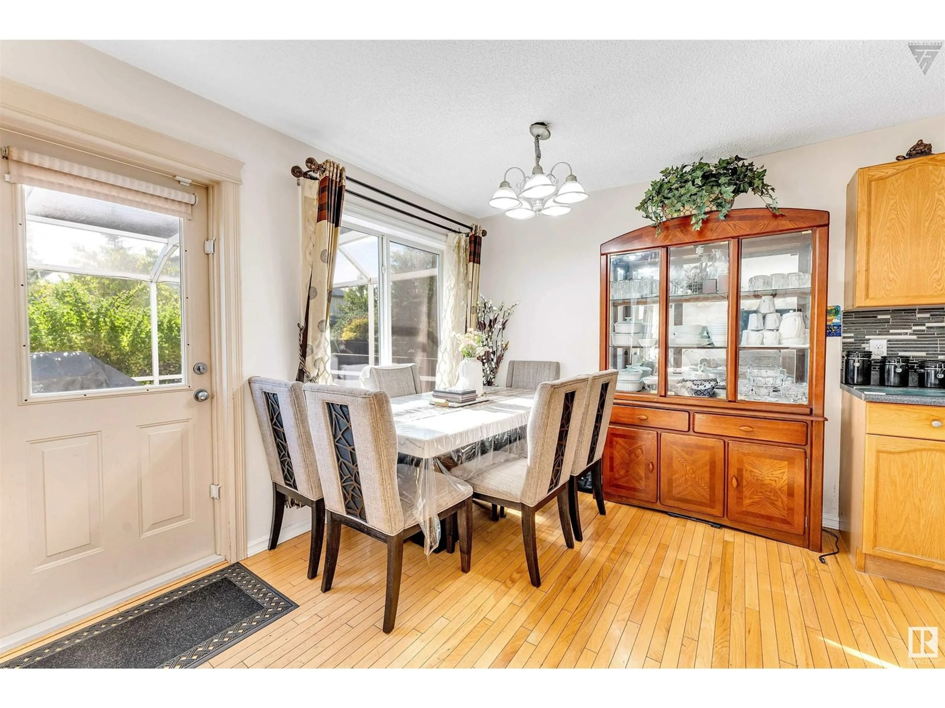 Dining room, wood/laminate floor for 3311 27 AV NW, Edmonton Alberta T6T1P7