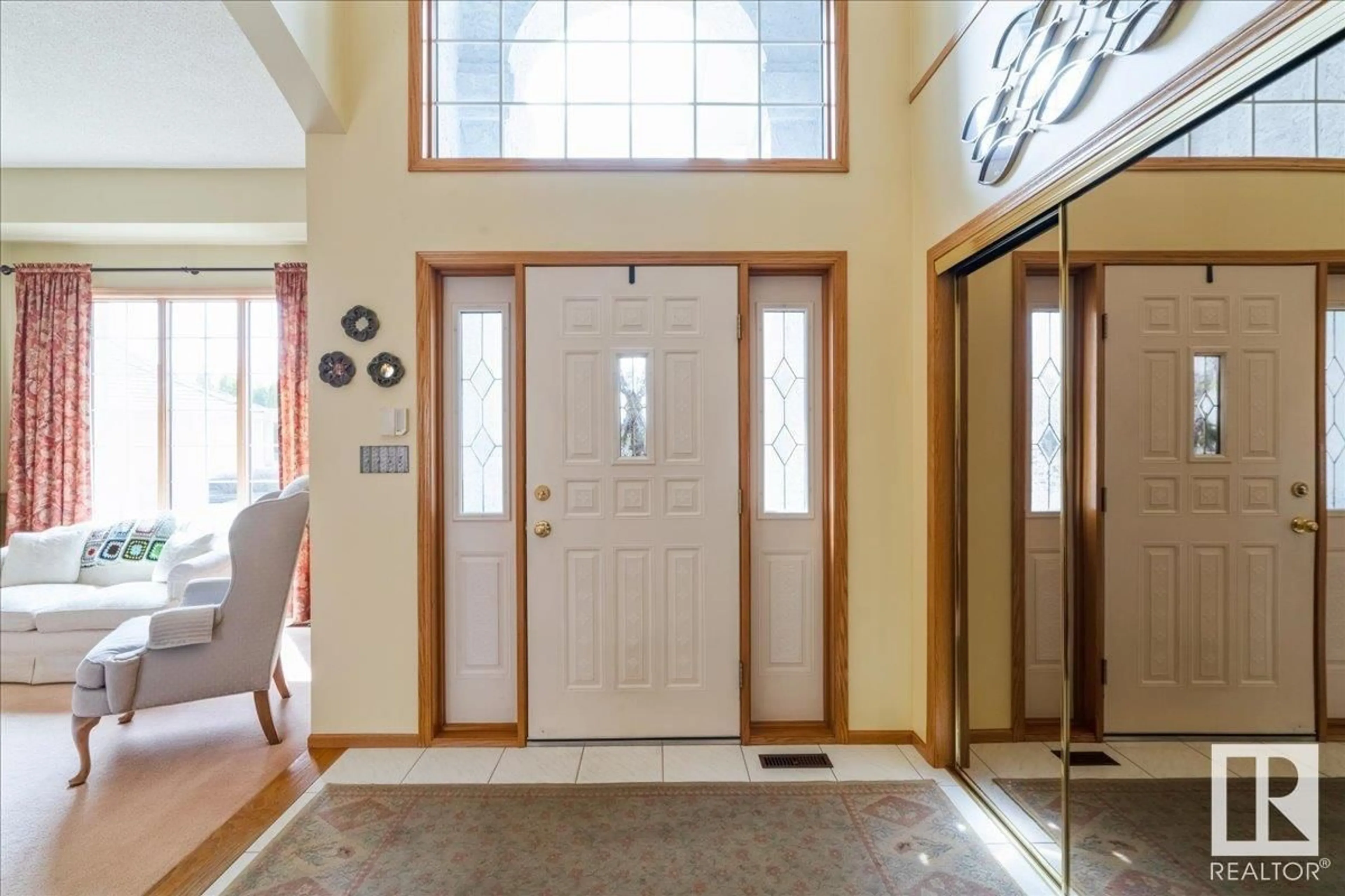 Indoor entryway for 121 WEAVER DR NW, Edmonton Alberta T6M2J3