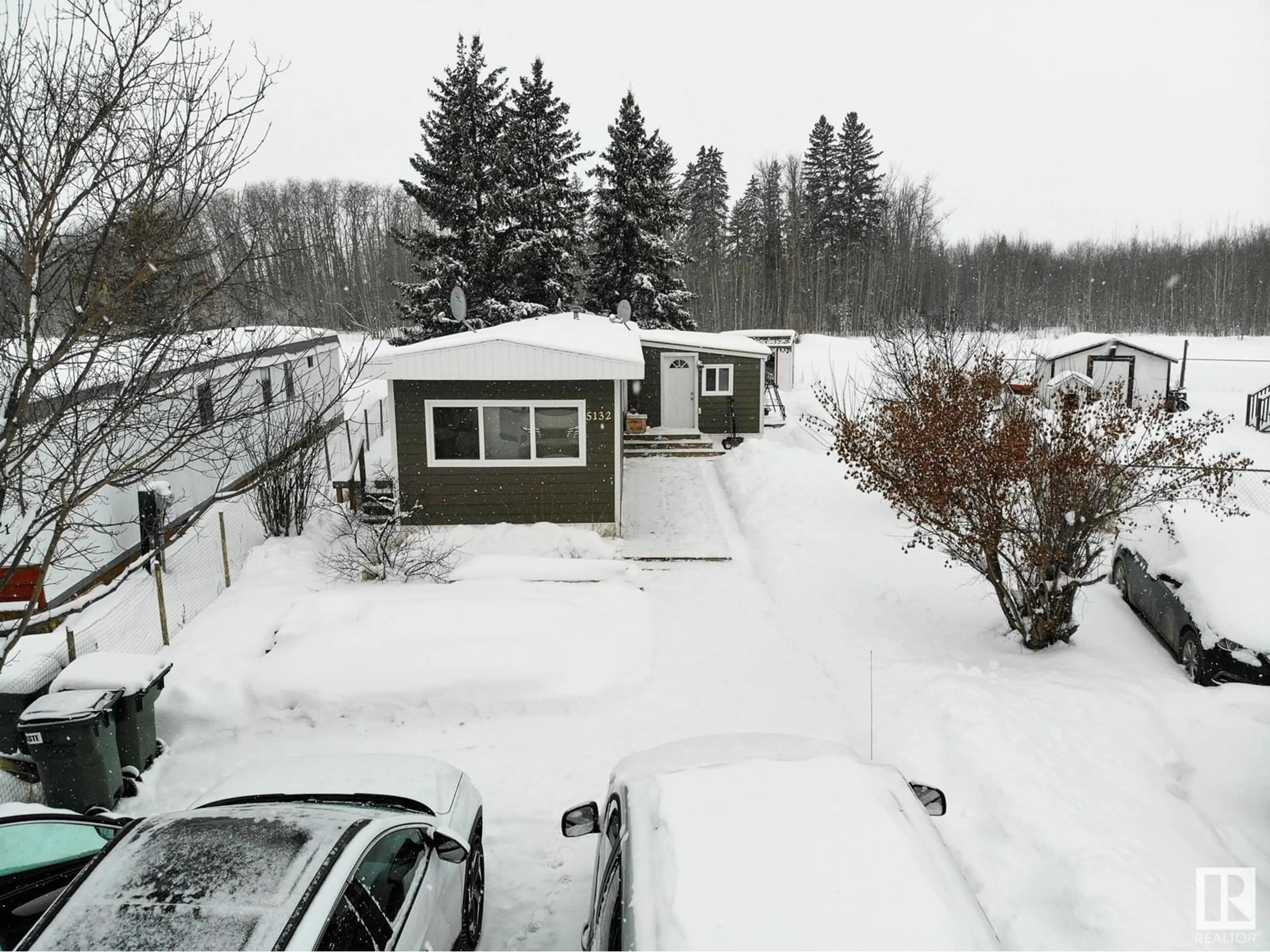 A pic from outside/outdoor area/front of a property/back of a property/a pic from drone, street for 5132 50 ST, Onoway Alberta T0E1V0