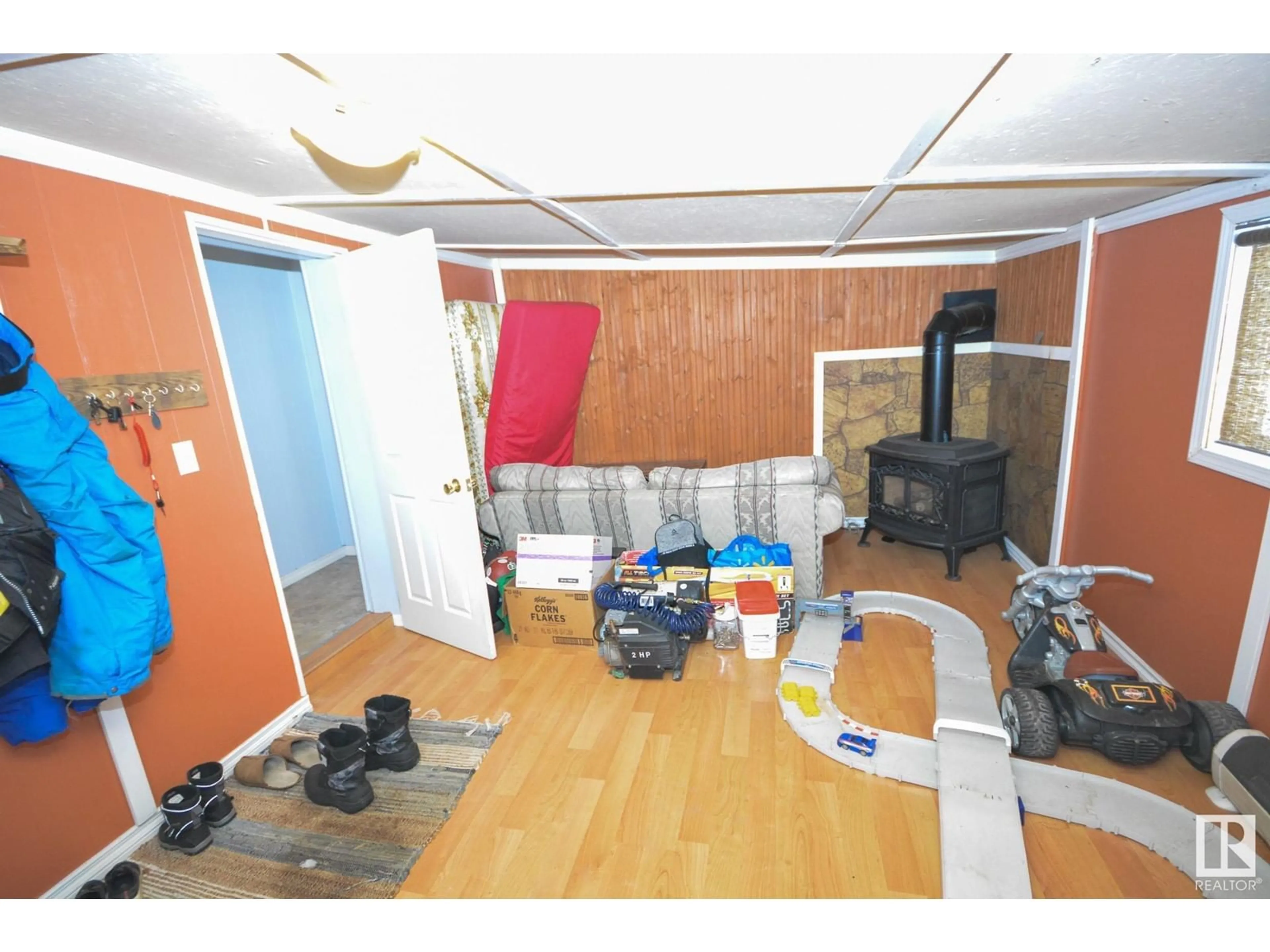 A pic of a room for 5132 50 ST, Onoway Alberta T0E1V0