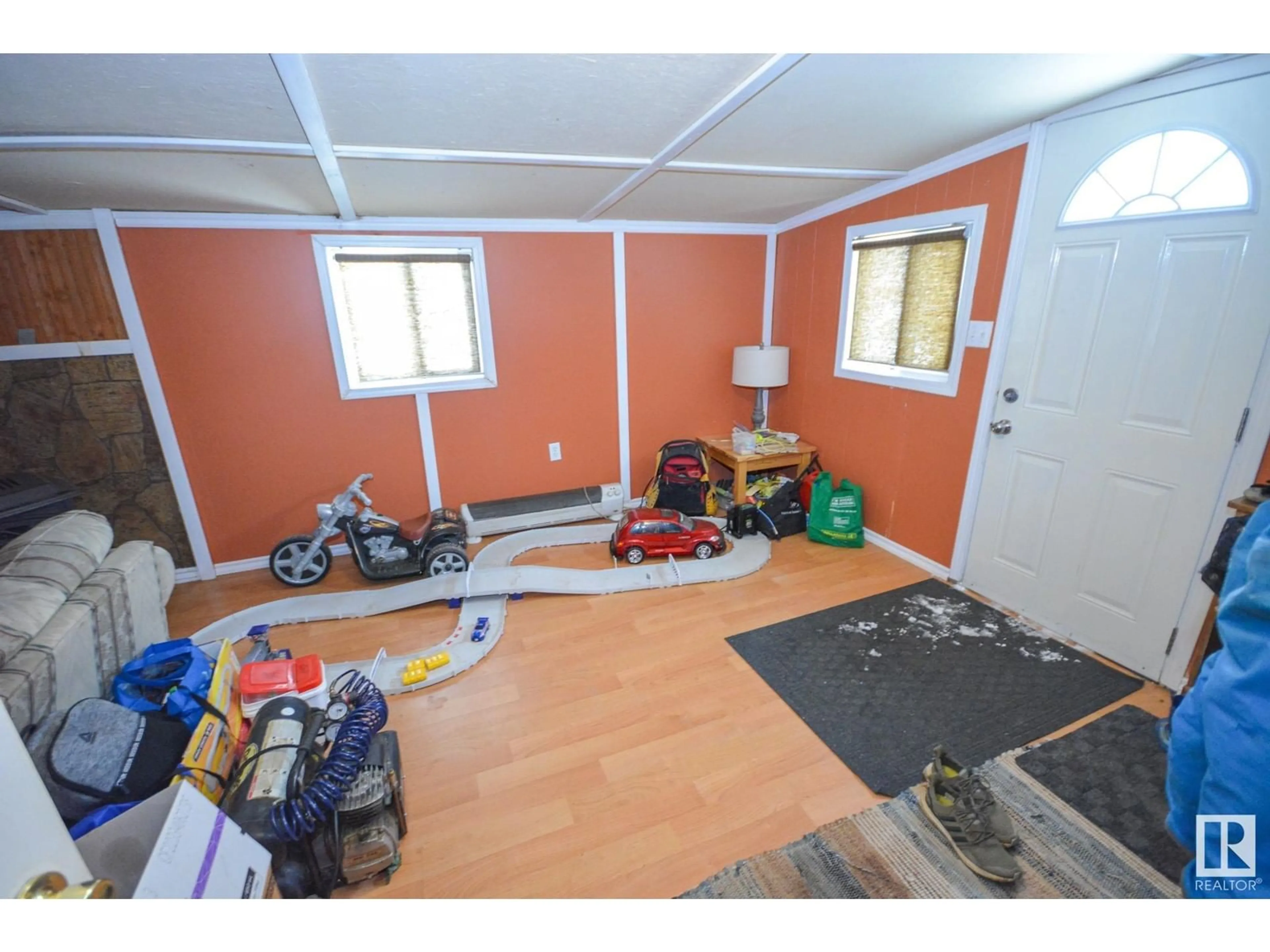 A pic of a room for 5132 50 ST, Onoway Alberta T0E1V0