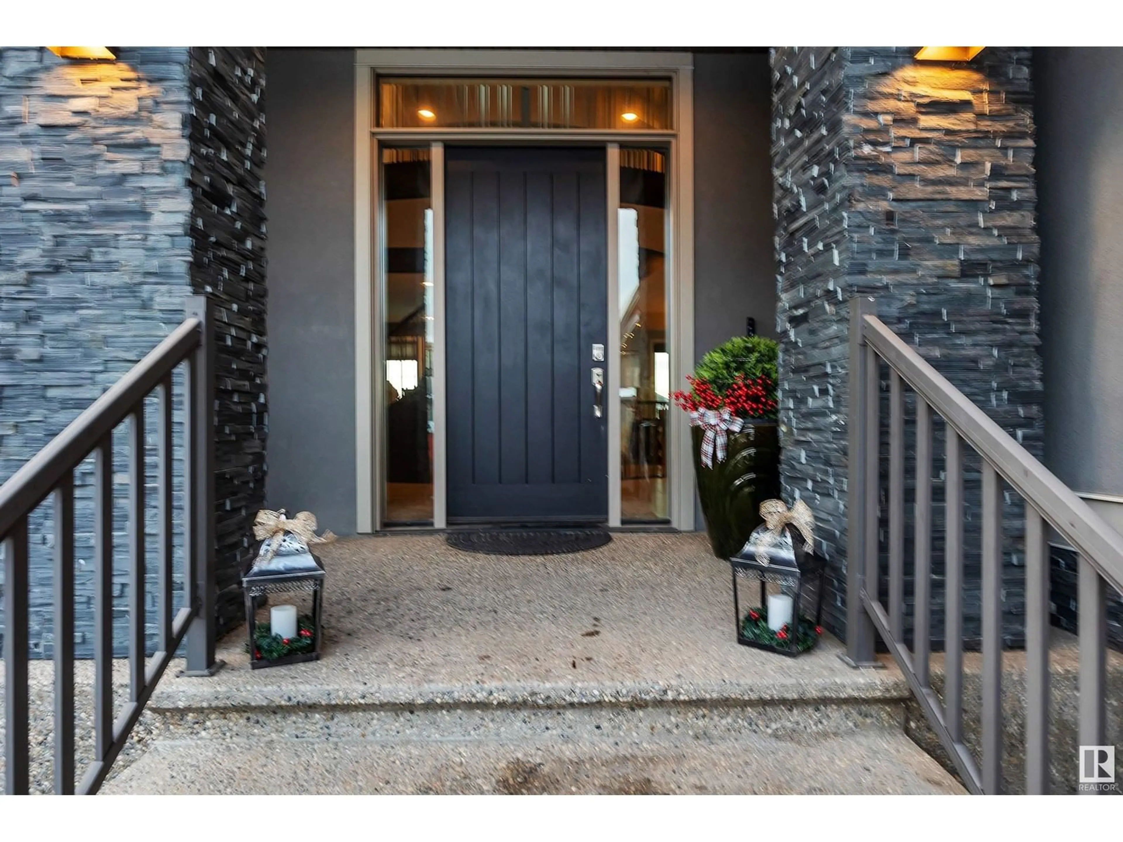 Indoor entryway for 4510 WINGFIELD BA NW, Edmonton Alberta T6W2E1