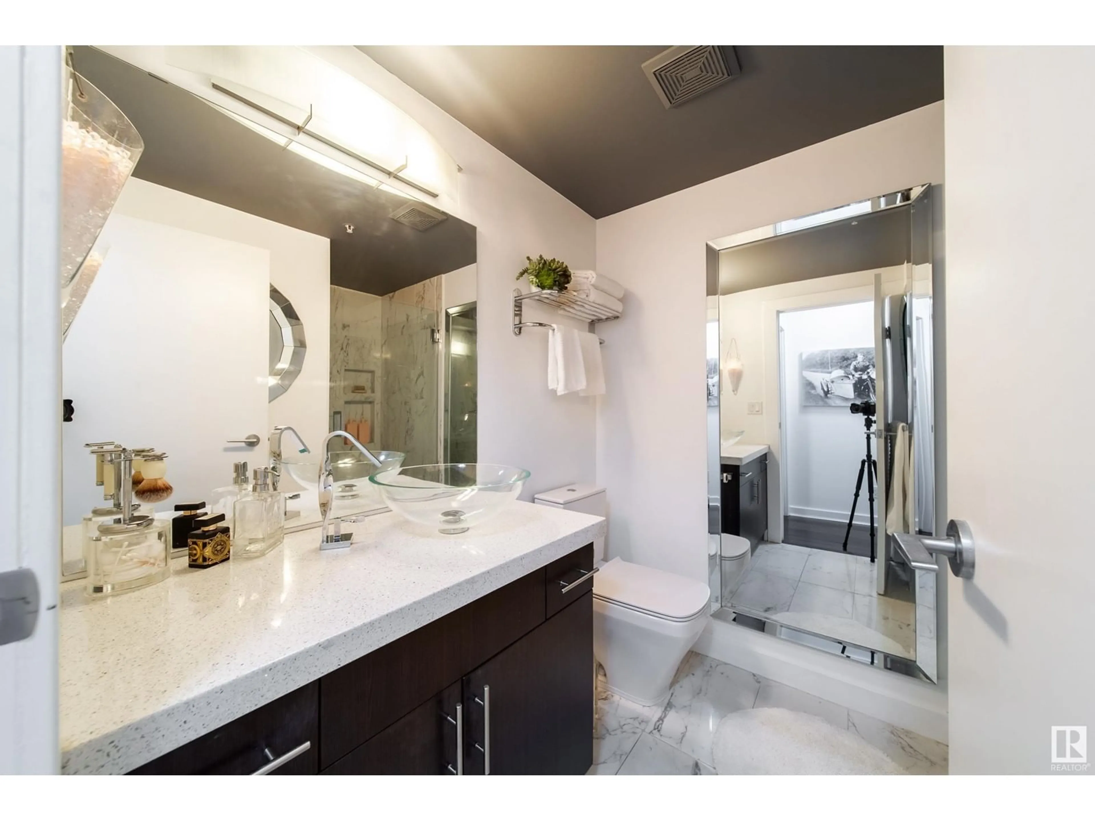 Contemporary bathroom, ceramic/tile floor for #1504 10152 104 ST NW NW, Edmonton Alberta T5J0B6