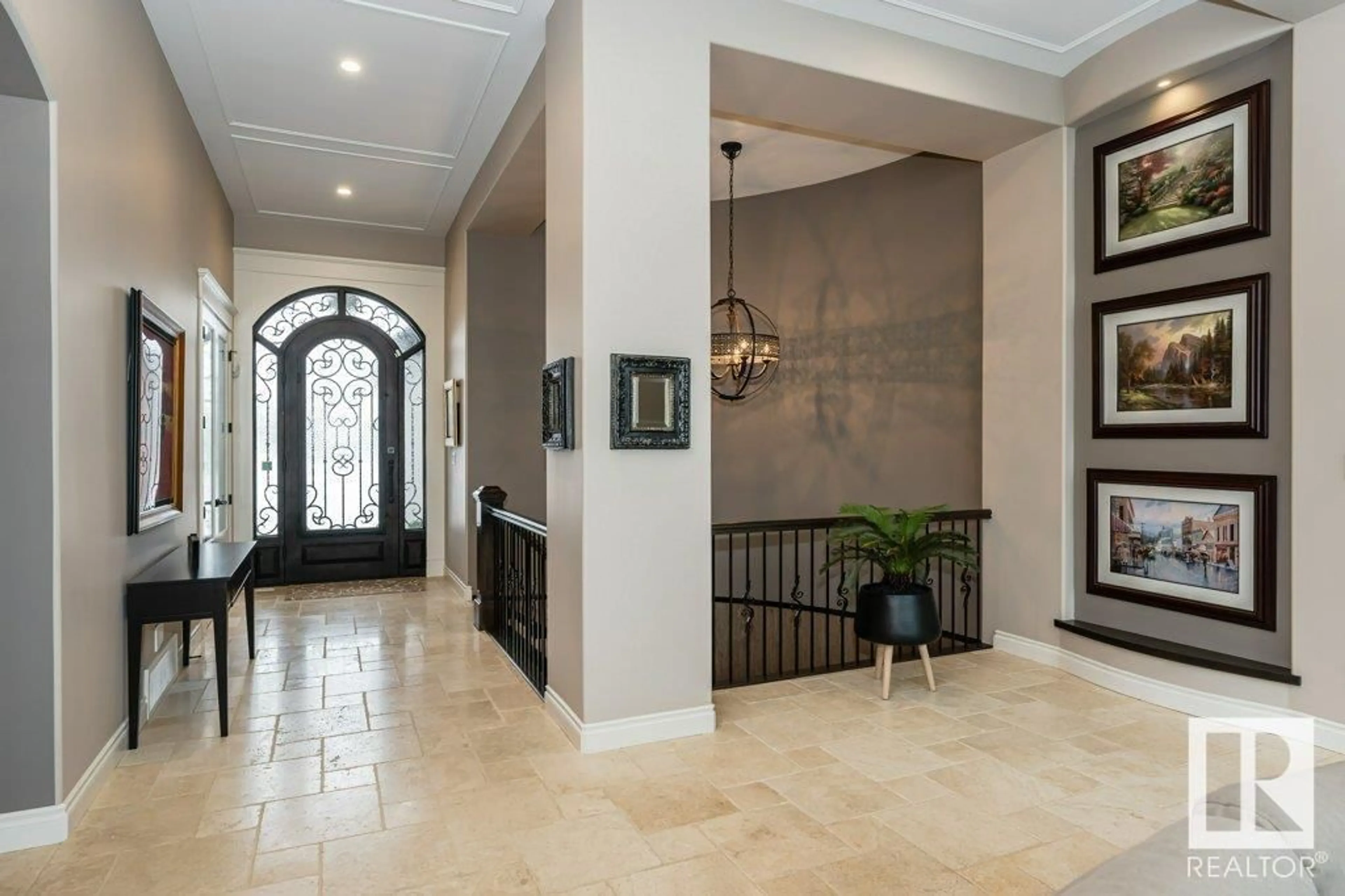 Indoor foyer for 3448 KESWICK BV SW, Edmonton Alberta T6W3B3