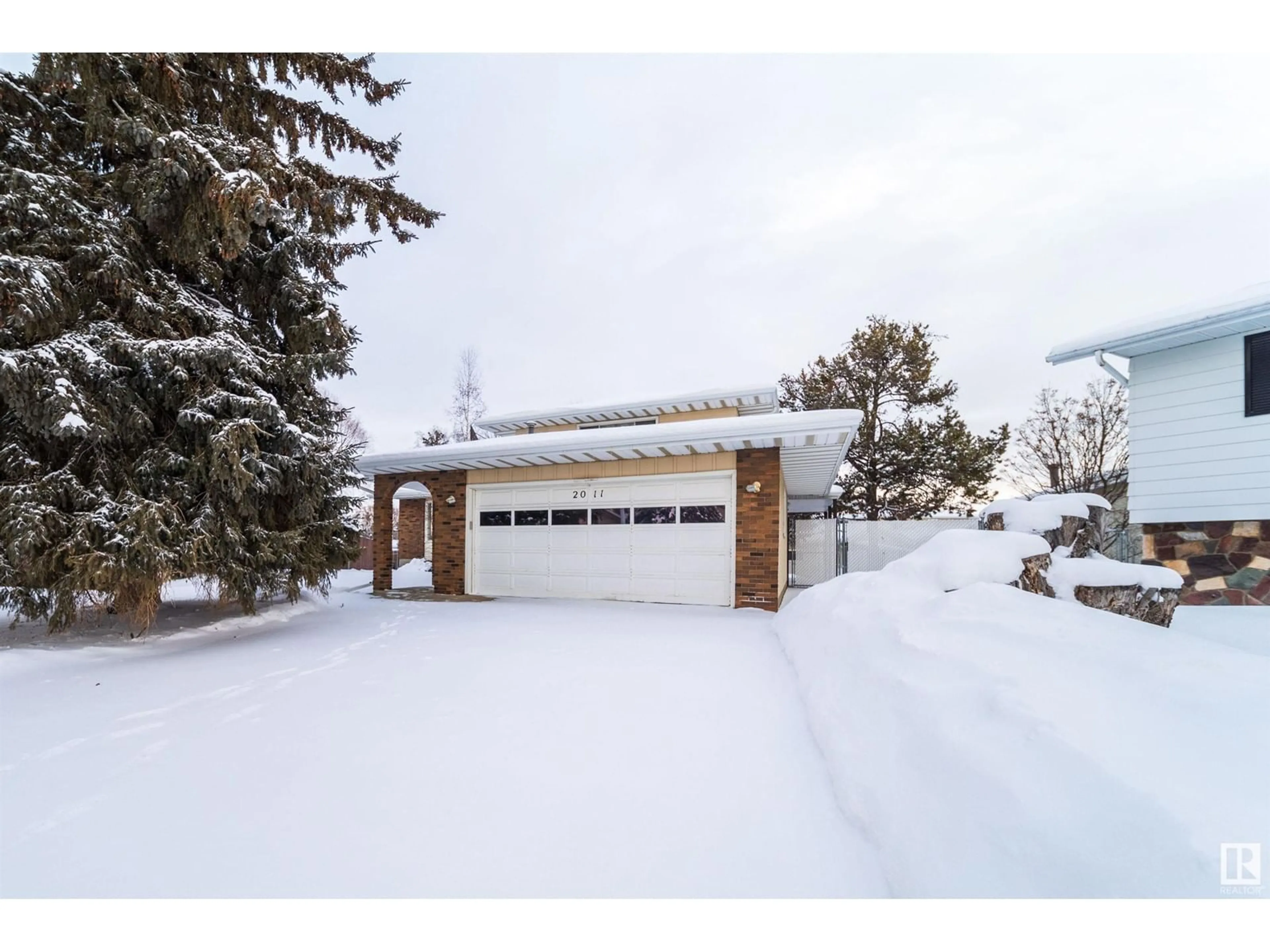 Indoor garage for 2011 89 ST NW, Edmonton Alberta T6K2A2