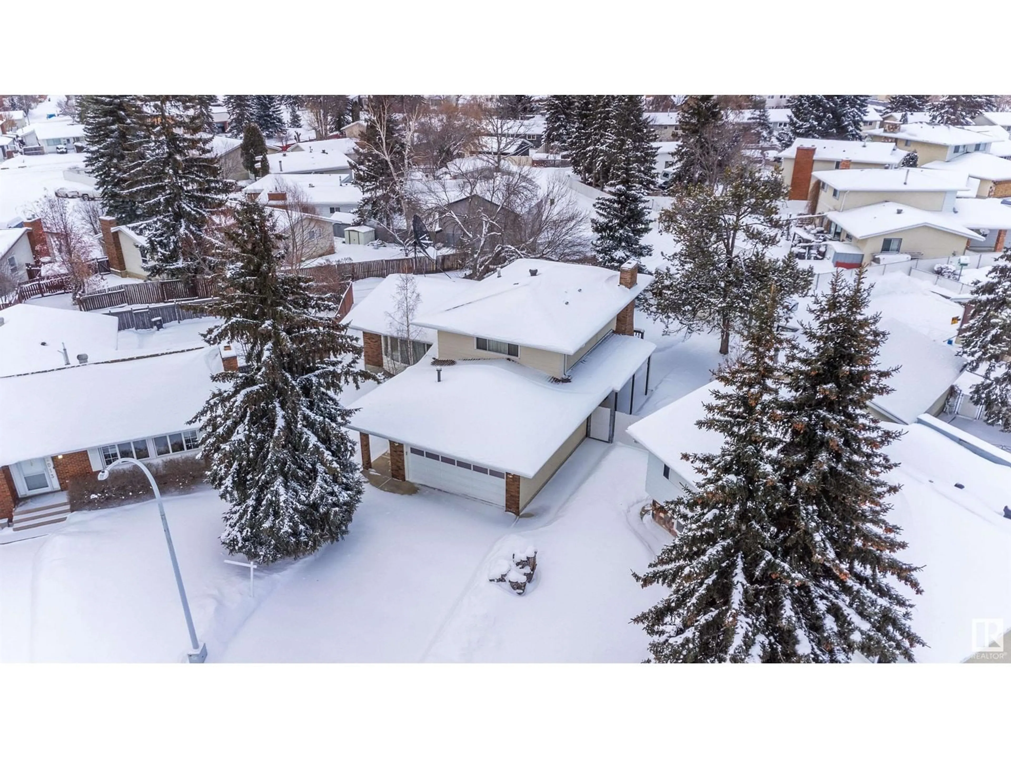 A pic from outside/outdoor area/front of a property/back of a property/a pic from drone, street for 2011 89 ST NW, Edmonton Alberta T6K2A2