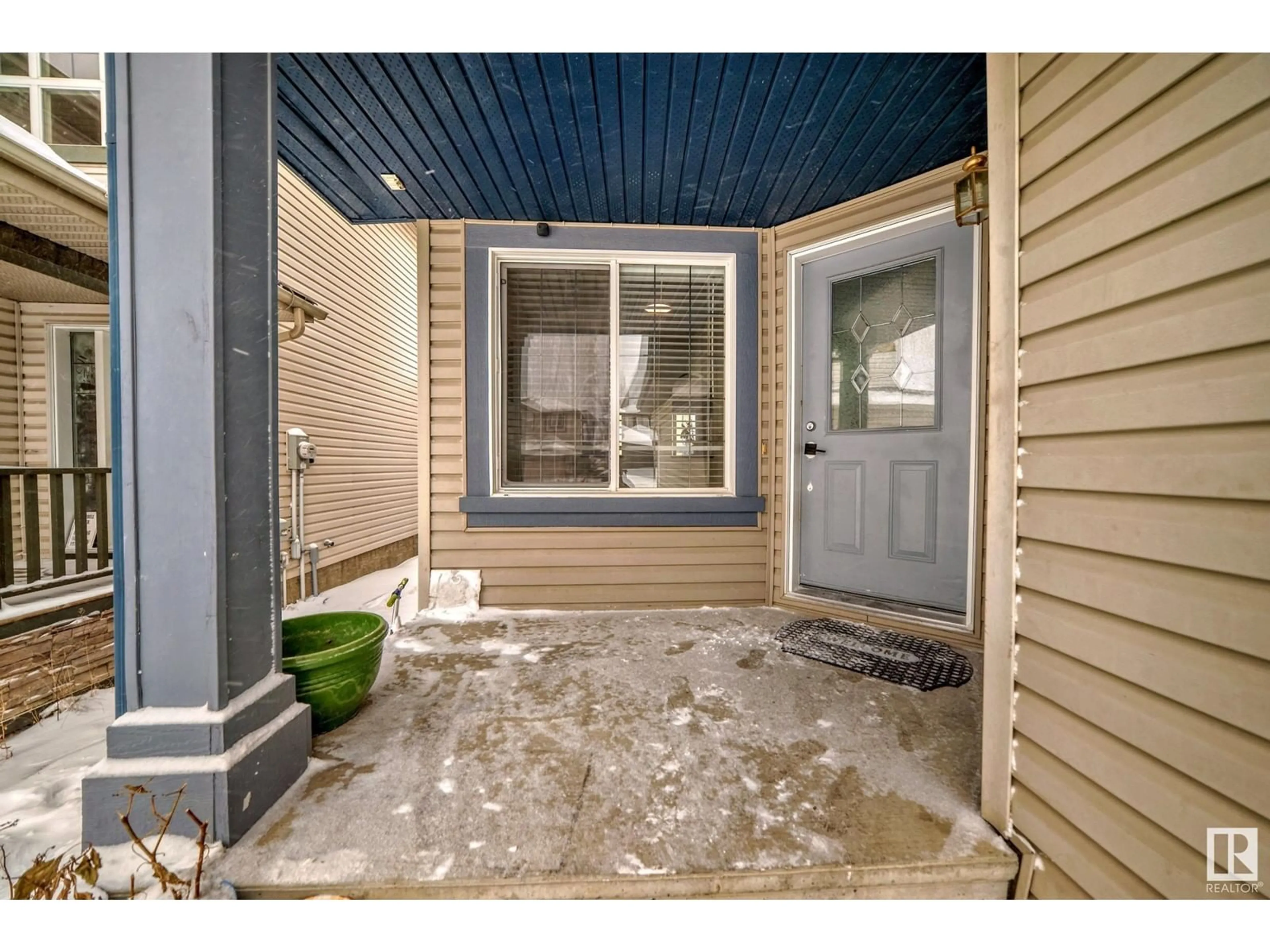 Indoor entryway for 13906 146 AV NW NW, Edmonton Alberta T6V1X9