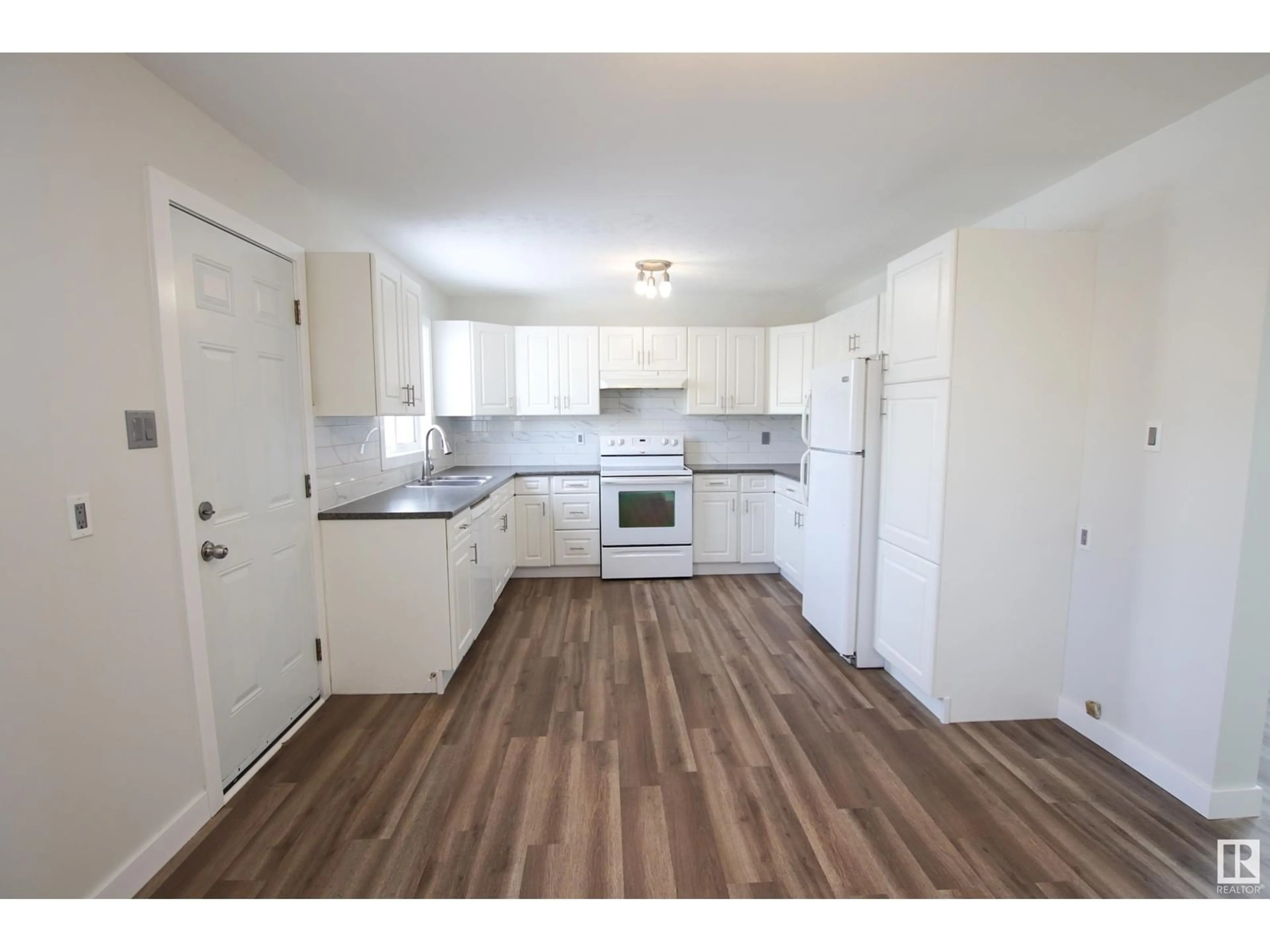 Standard kitchen, wood/laminate floor for 13321 90 ST NW, Edmonton Alberta T5E3M7