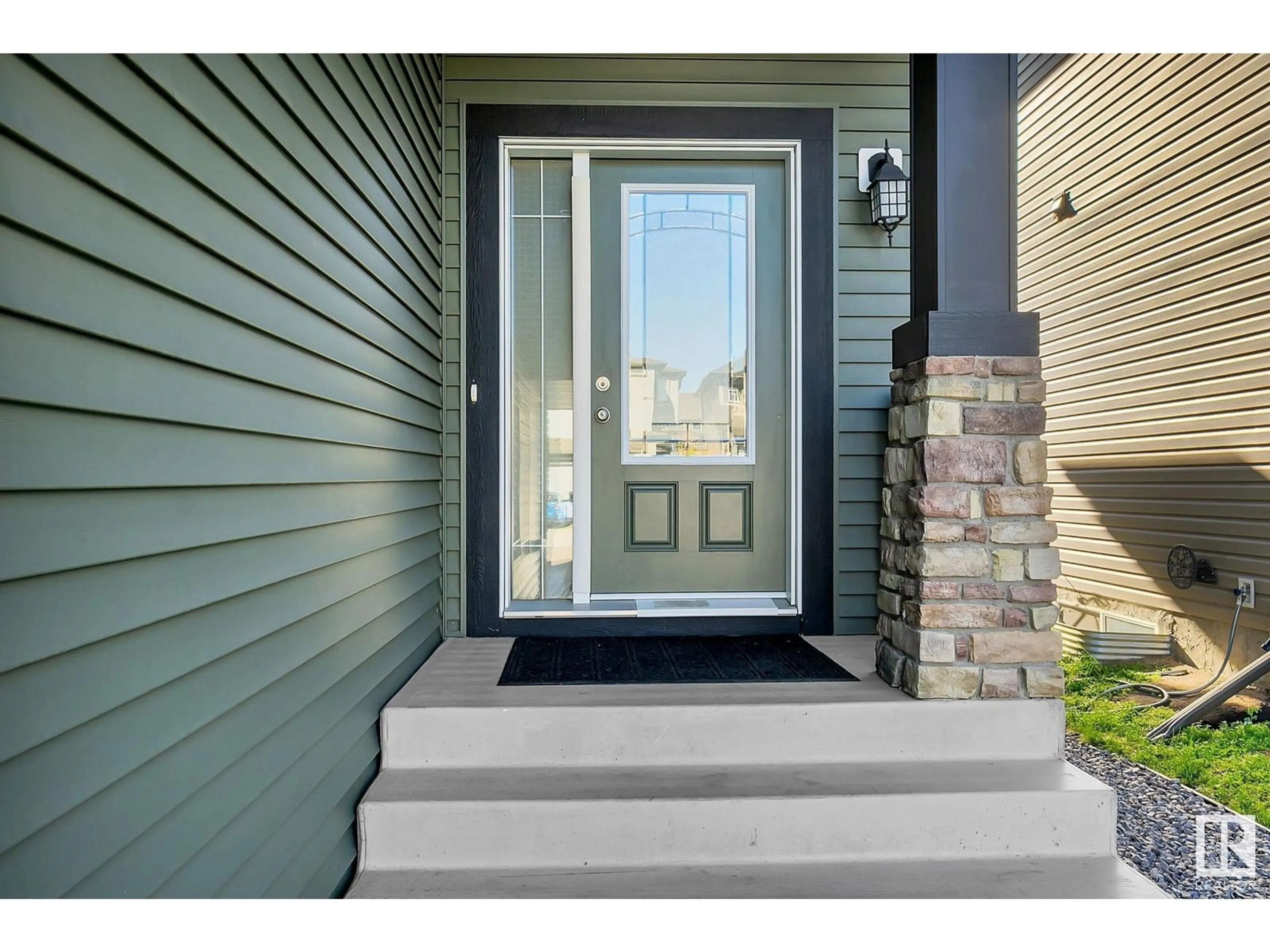 Indoor entryway for 22407 99 AV NW NW, Edmonton Alberta T5T7C2