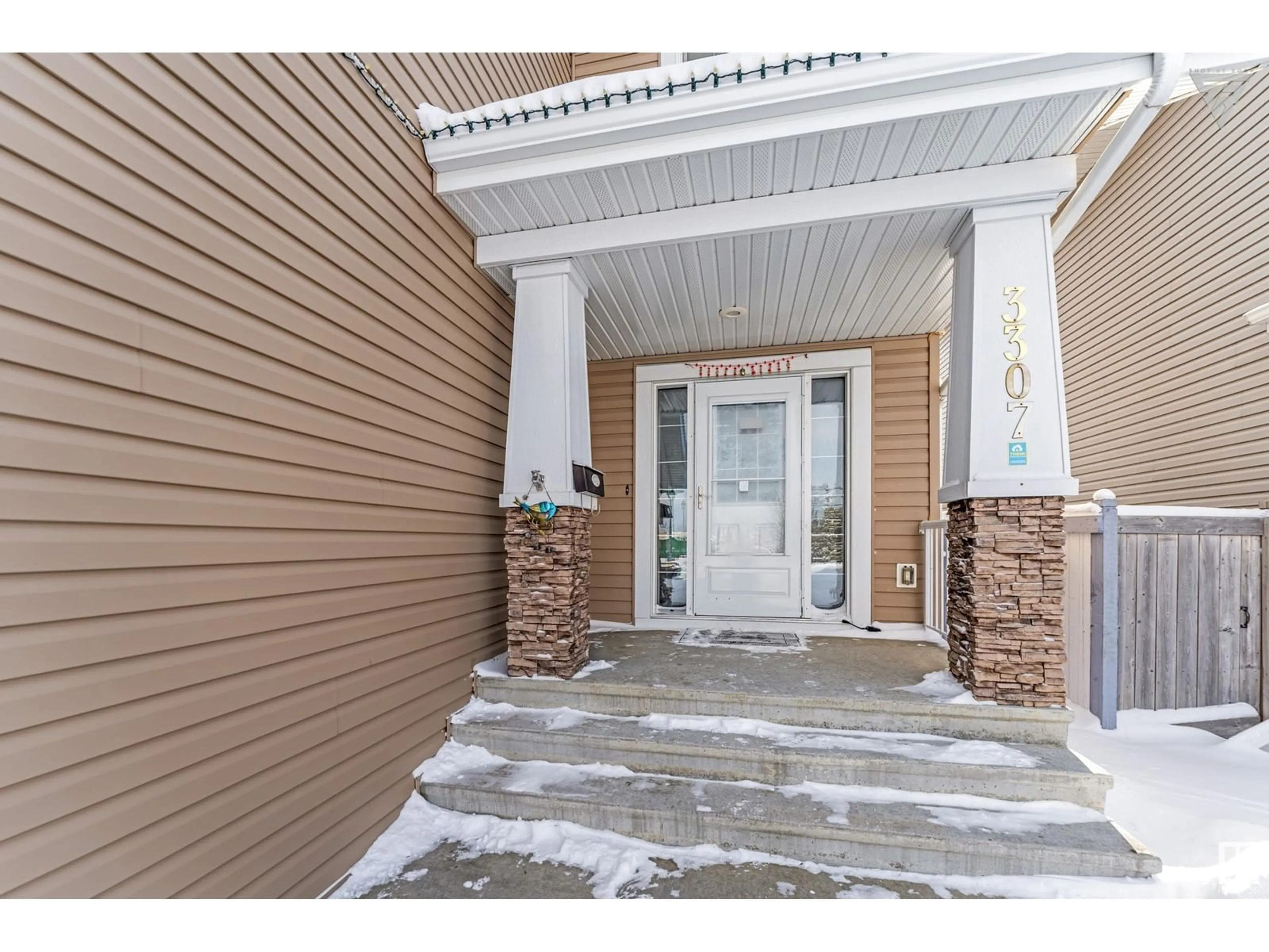 Indoor entryway for 3307 21 AV NW, Edmonton Alberta T6T0K9