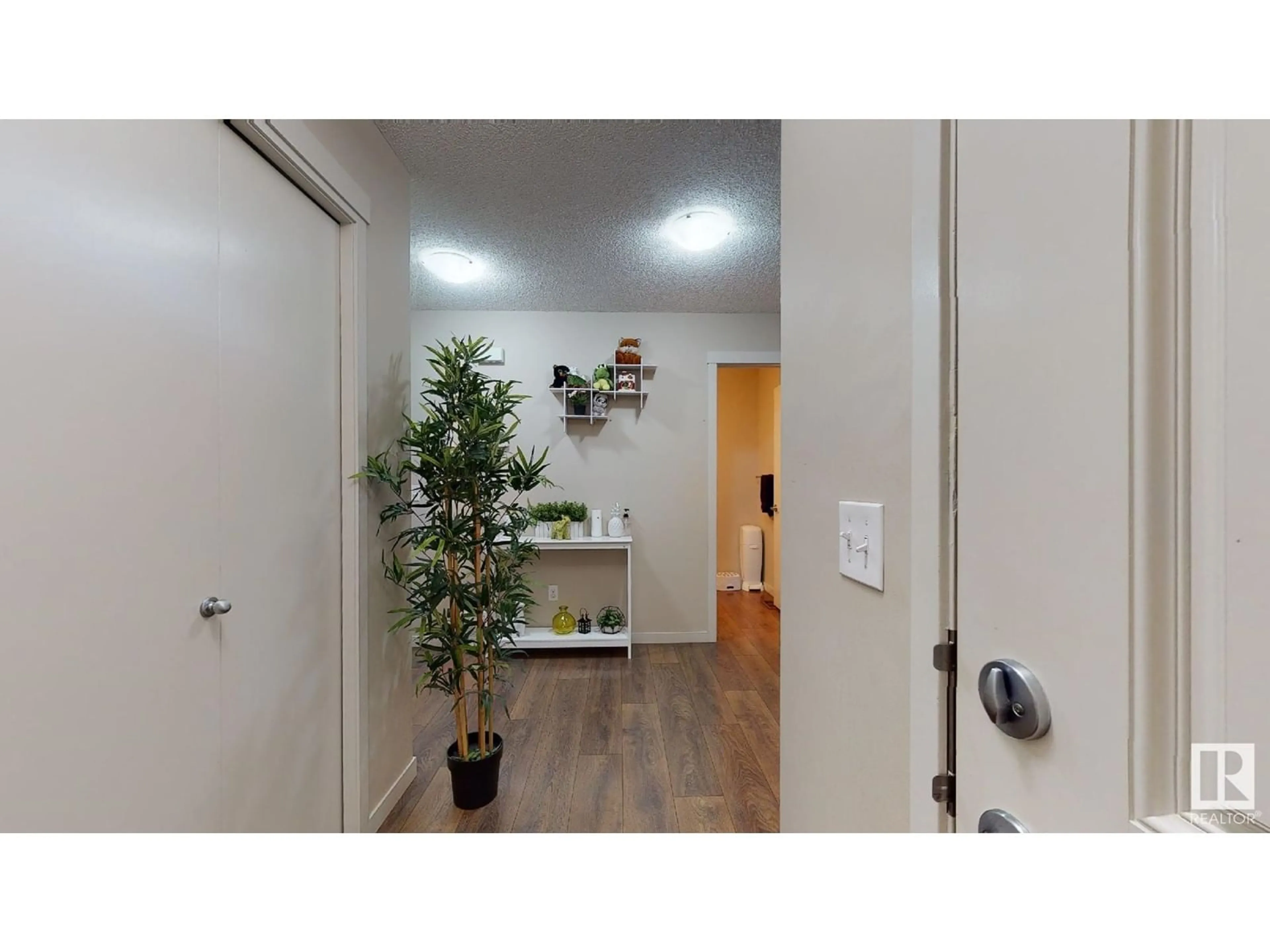 Indoor entryway for 3016 16 AV NW, Edmonton Alberta T6T0T9