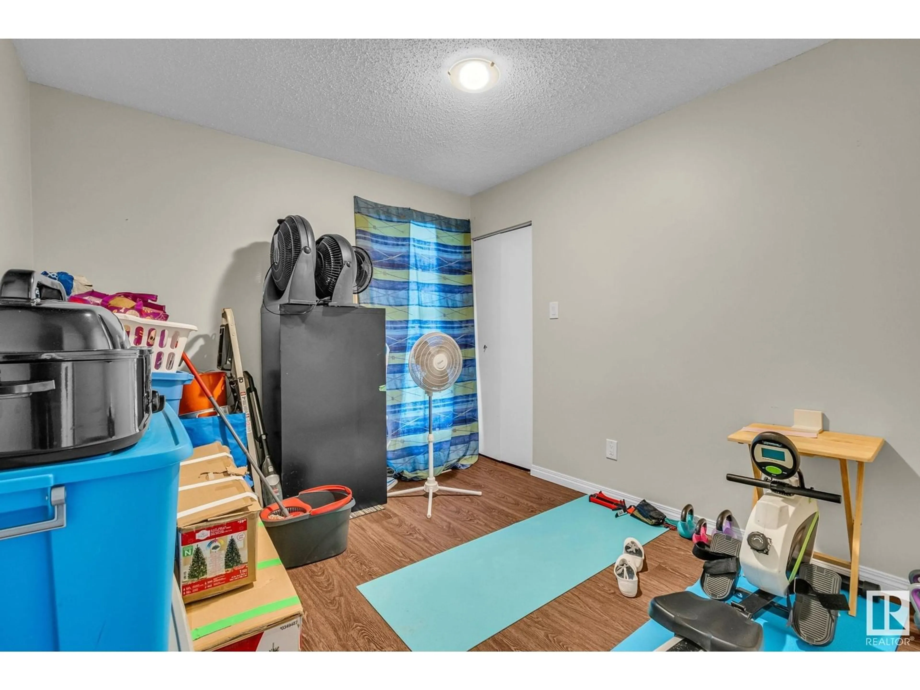 A pic of a room for 2320 151 AV NW NW, Edmonton Alberta T5Y2L1