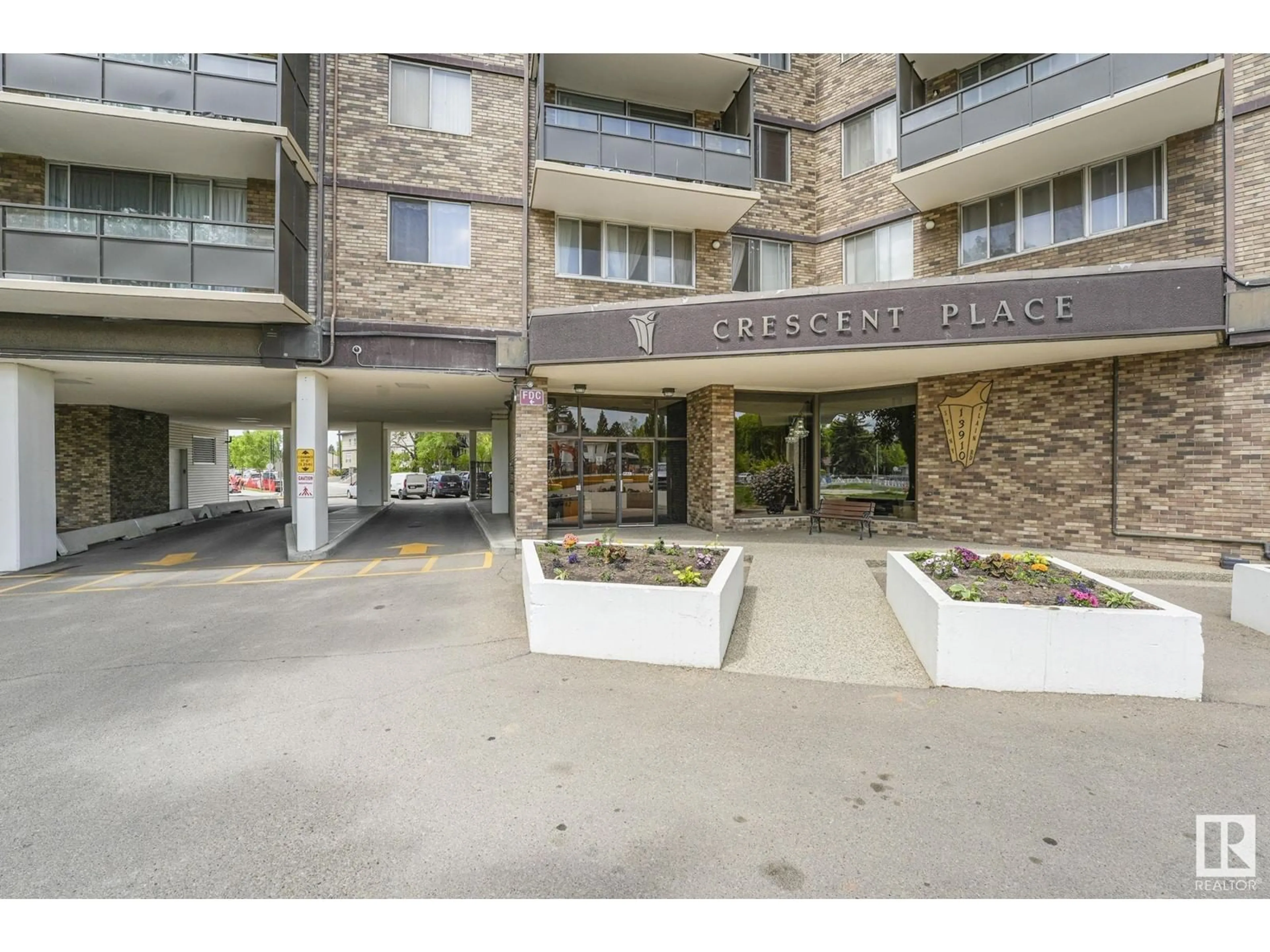 Indoor foyer for #210 13910 STONY PLAIN RD NW, Edmonton Alberta T5N3R2