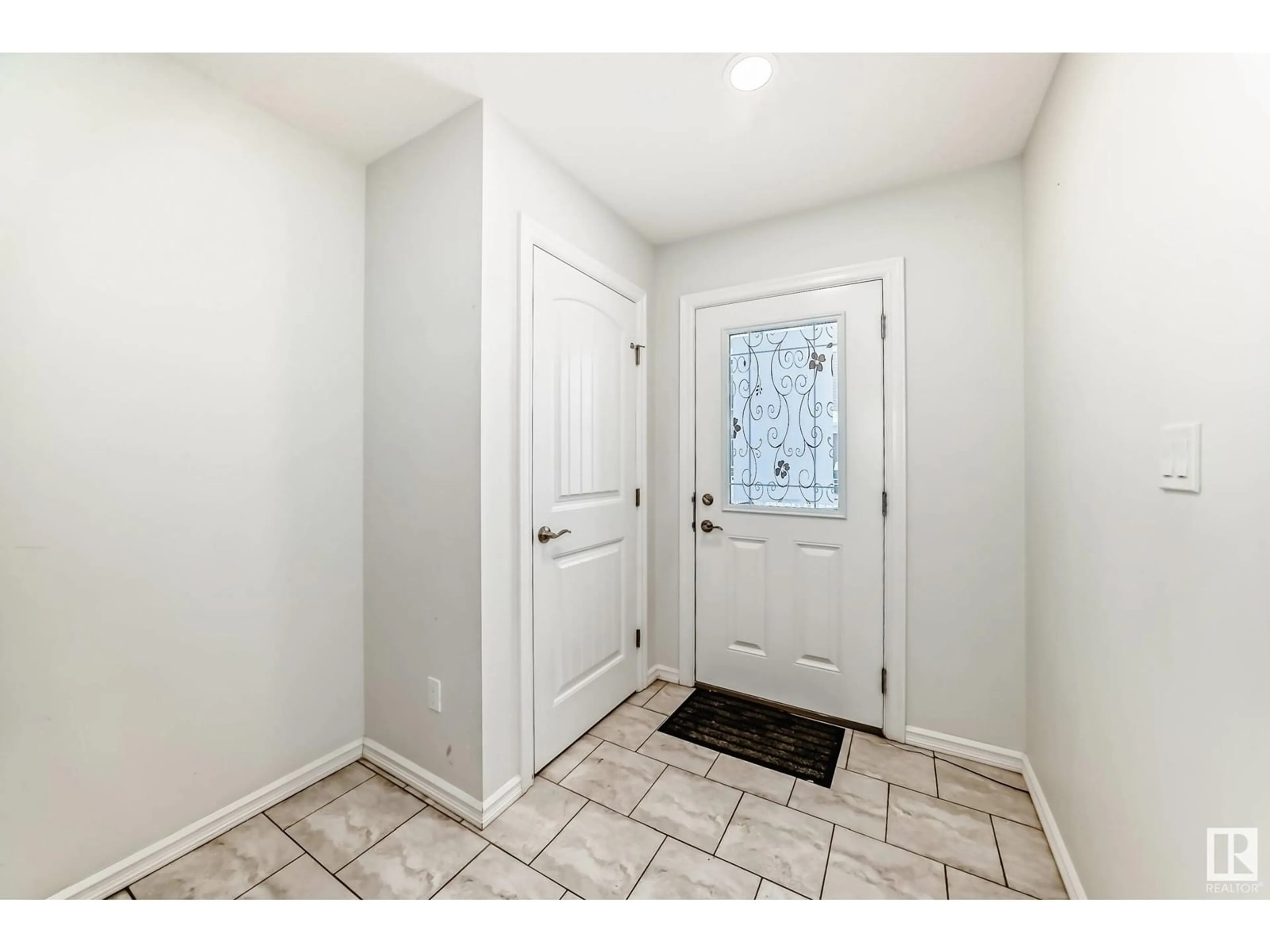 Indoor entryway for #47 2215 24 ST NW, Edmonton Alberta T6T1A6