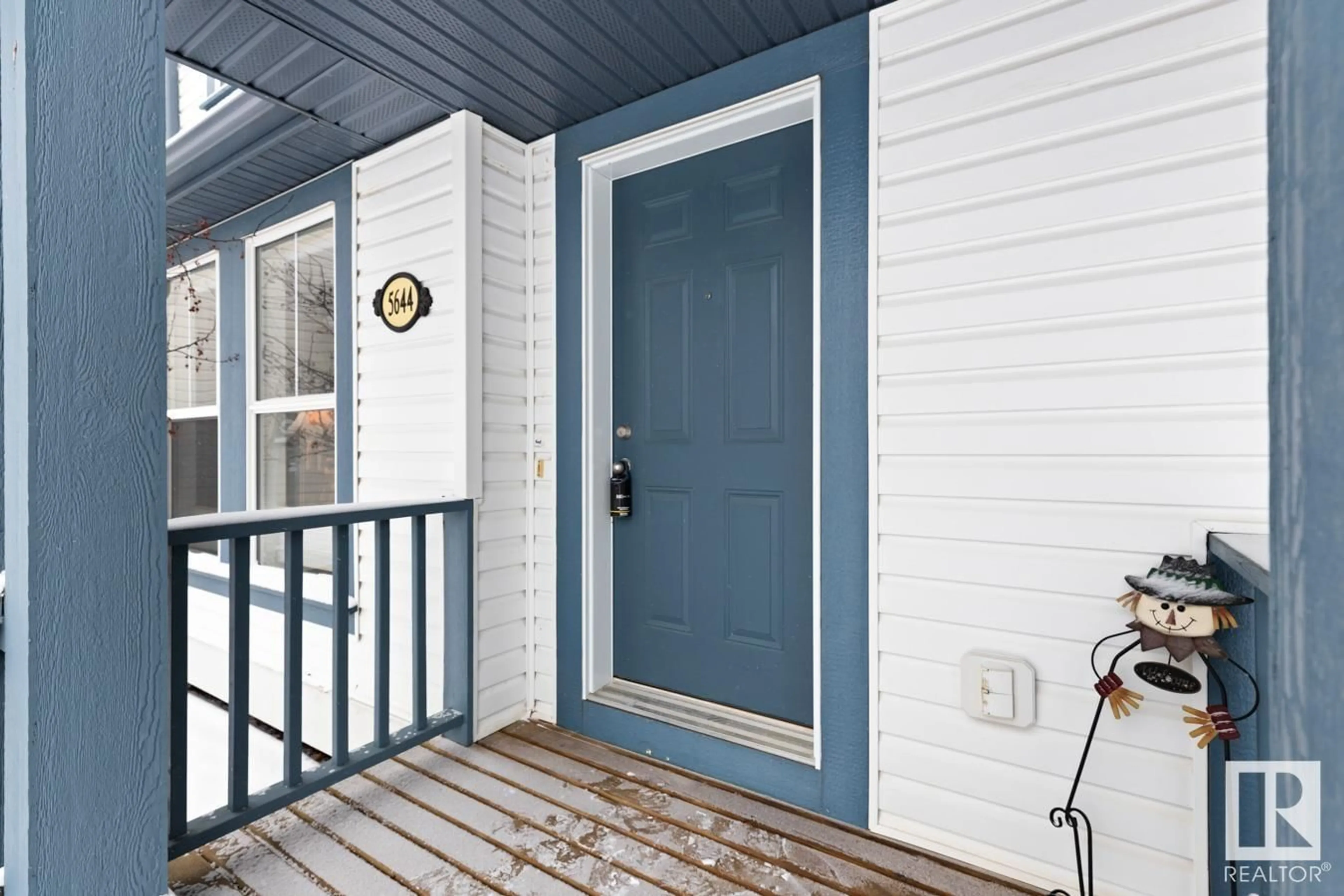 Indoor entryway for 5644 203 ST NW, Edmonton Alberta T6M0B2