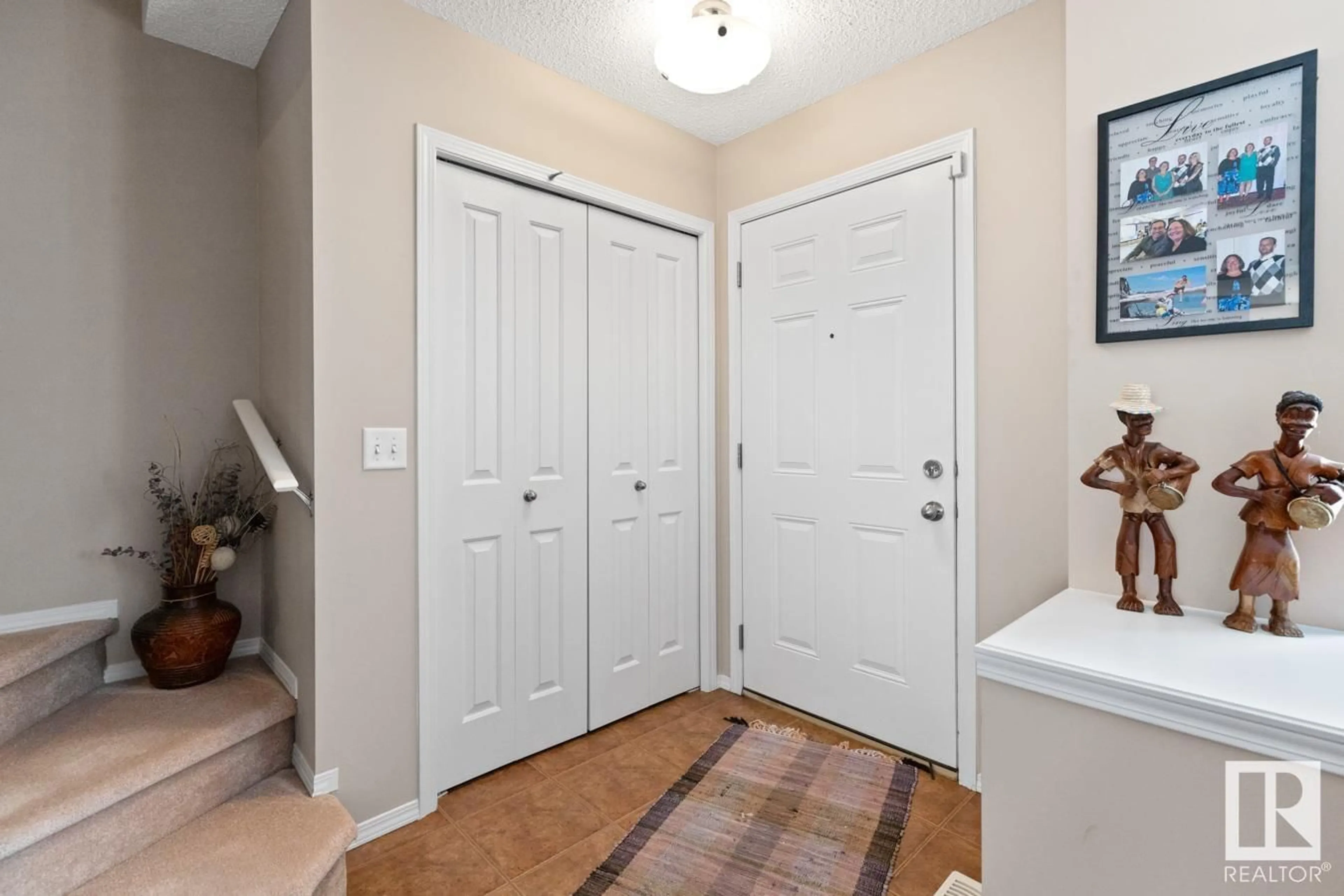 Indoor entryway for 5644 203 ST NW, Edmonton Alberta T6M0B2