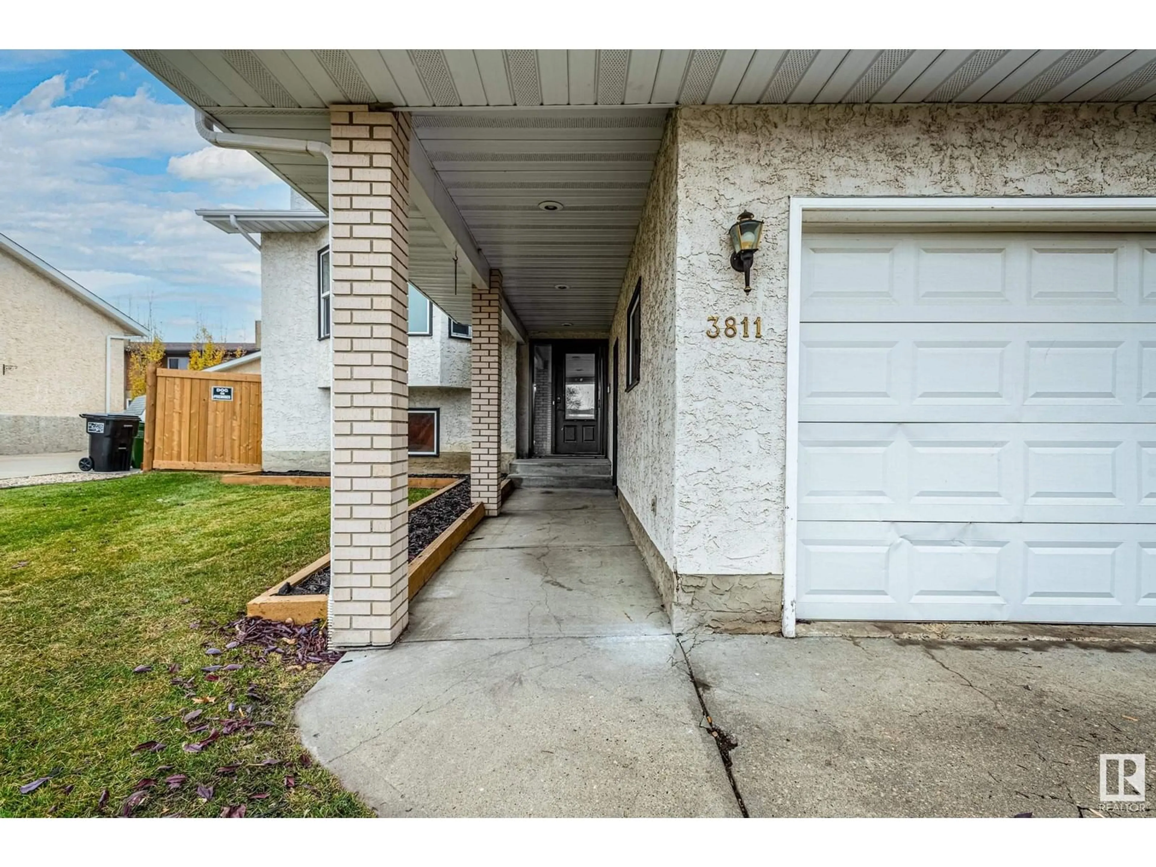 Indoor entryway for 3811 21 AV NW, Edmonton Alberta T6L4T4