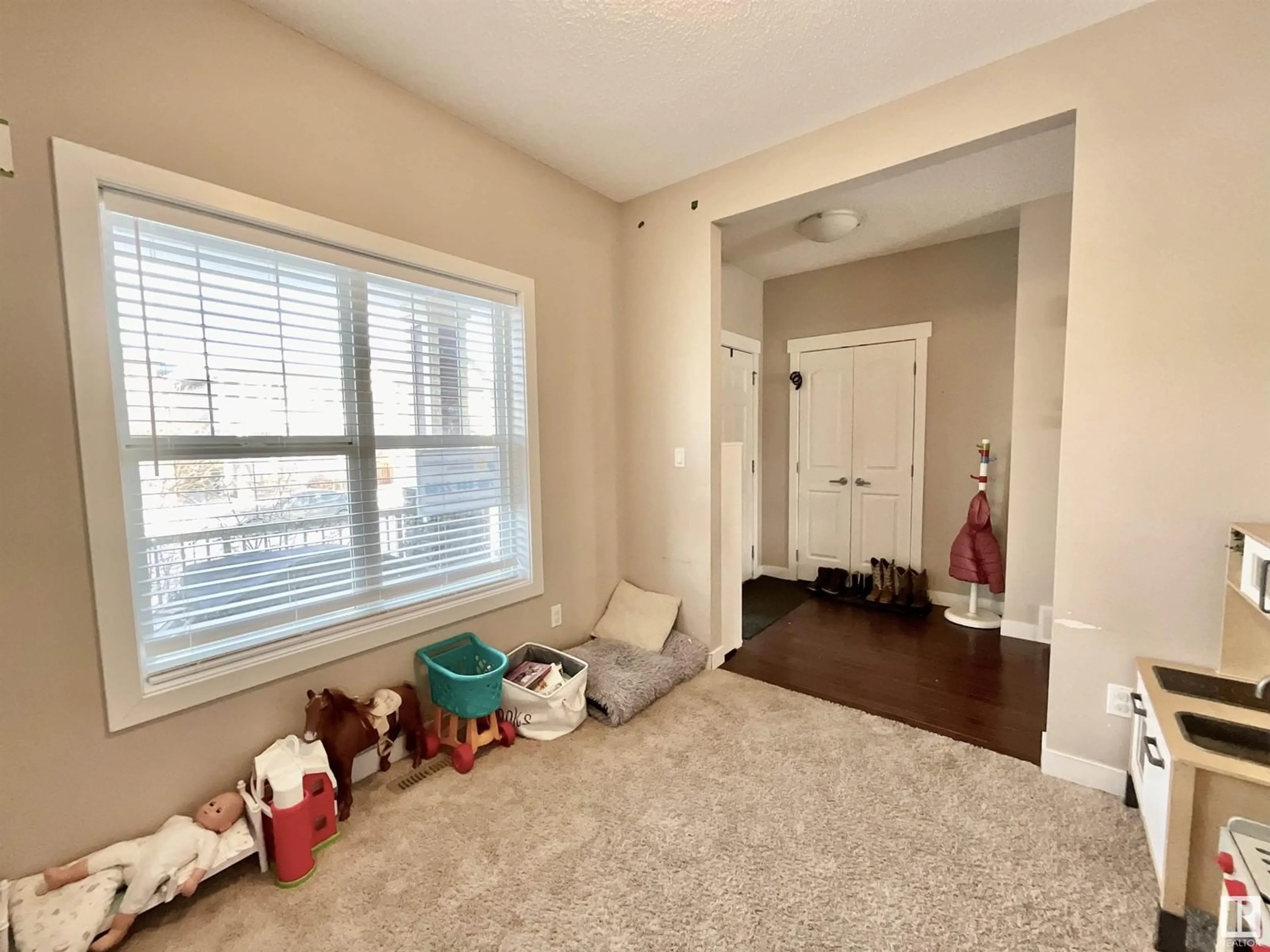 A pic of a room for 9747 221 ST NW, Edmonton Alberta T5T4H7