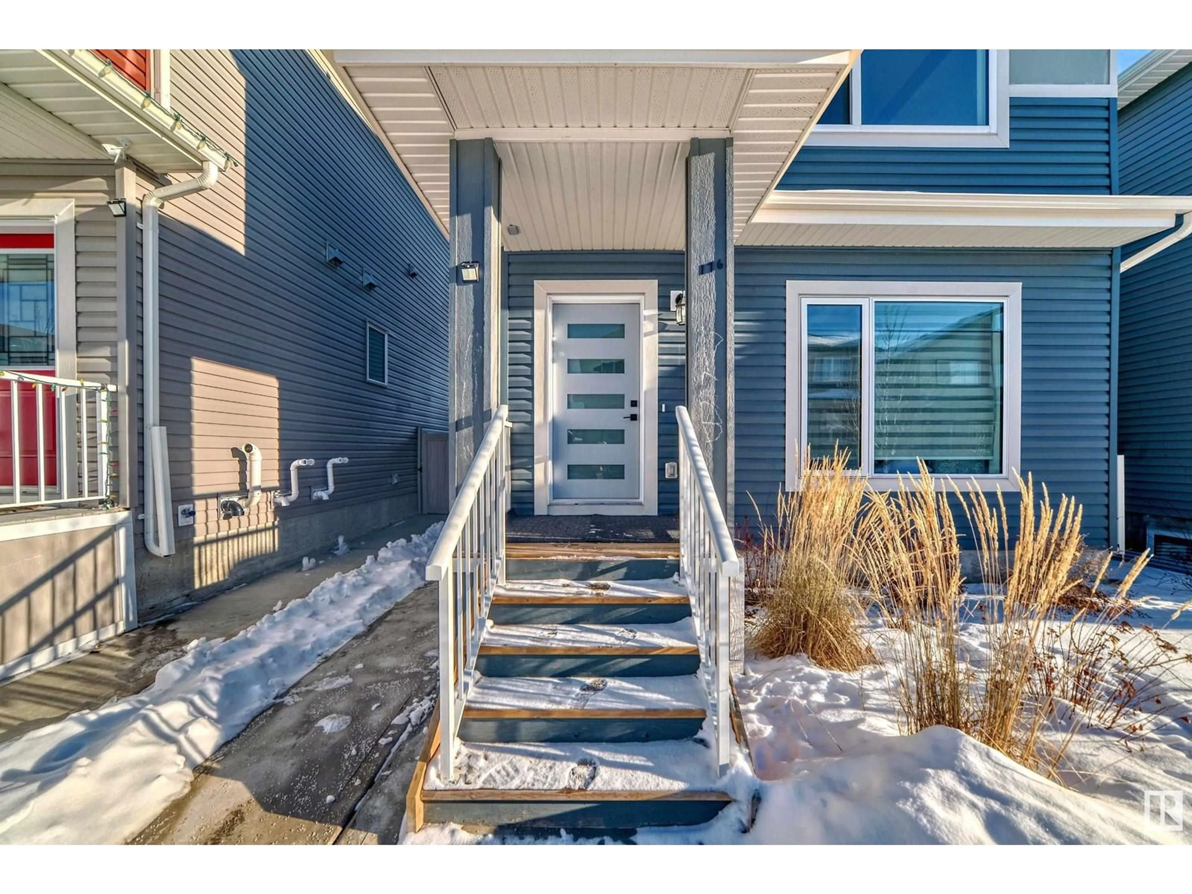 Indoor entryway for 1716 25 ST NW, Edmonton Alberta T6T2J1