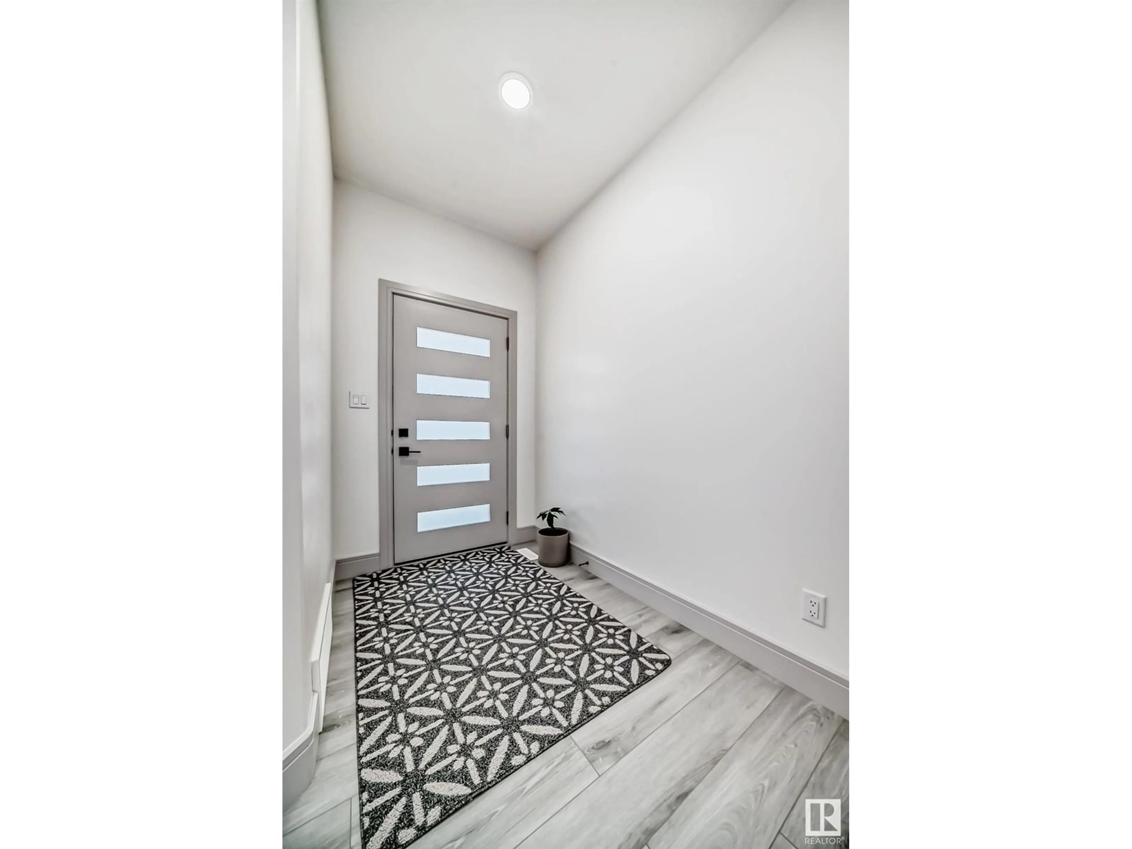 Indoor entryway for 1716 25 ST NW, Edmonton Alberta T6T2J1