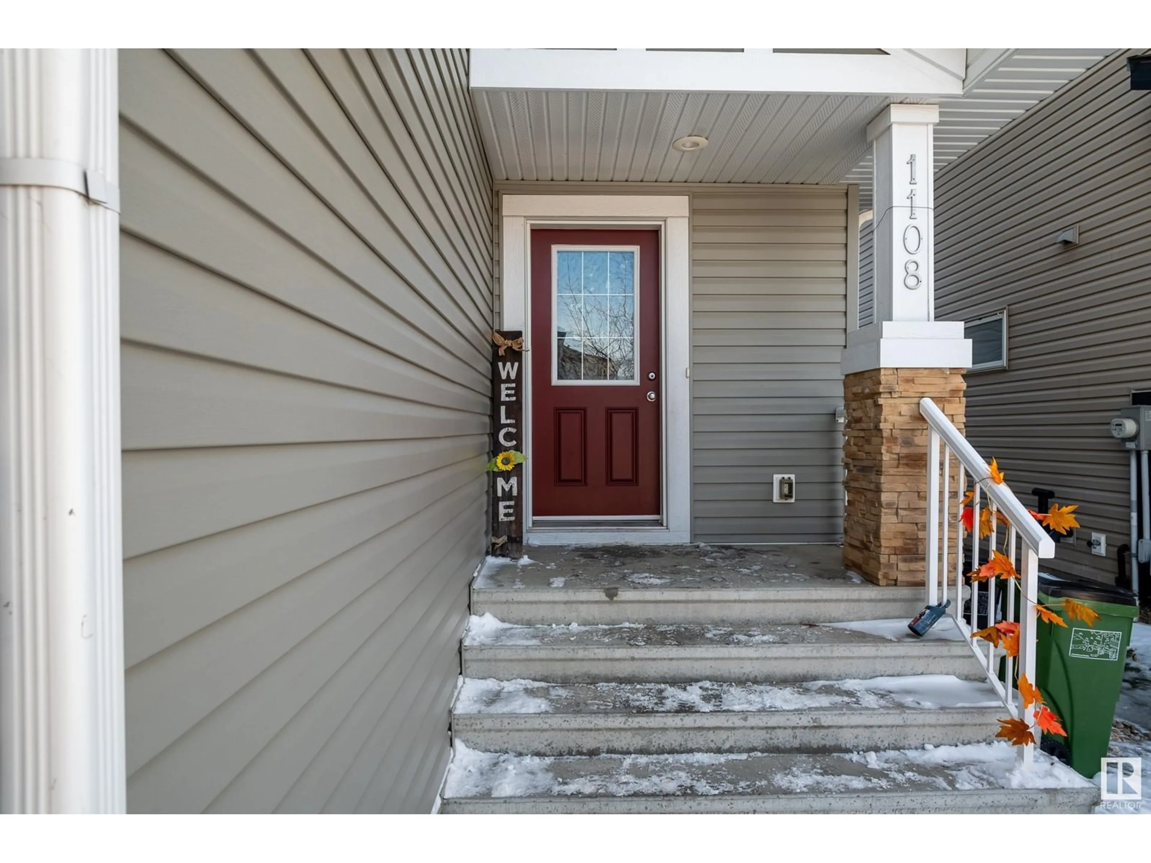 Indoor entryway for 1108 162 ST SW, Edmonton Alberta T6W2L1