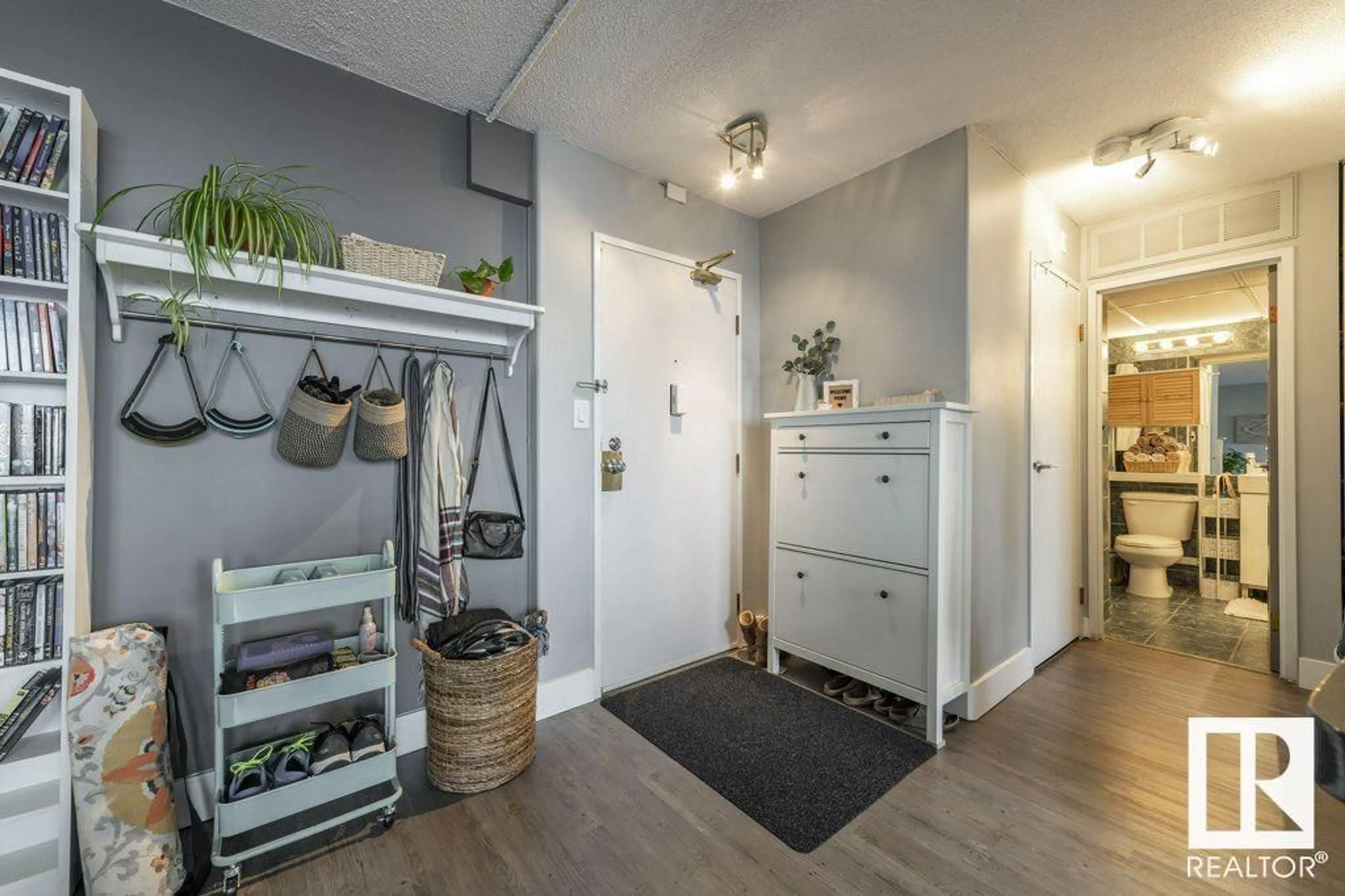 Indoor entryway for #2204 9909 104 ST NW, Edmonton Alberta T5K2G5