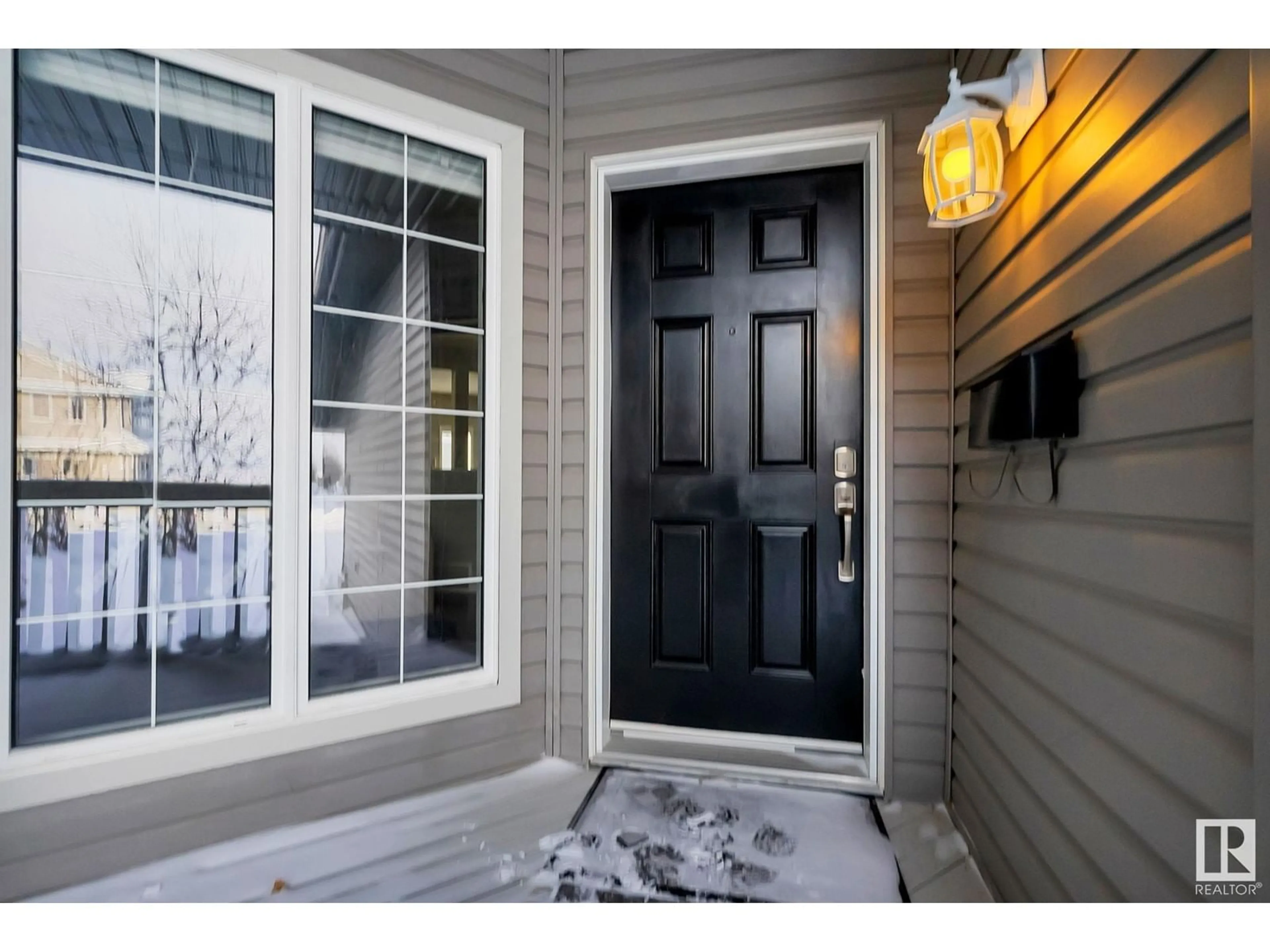 Indoor entryway for 5844 214 ST NW, Edmonton Alberta T6M0H4