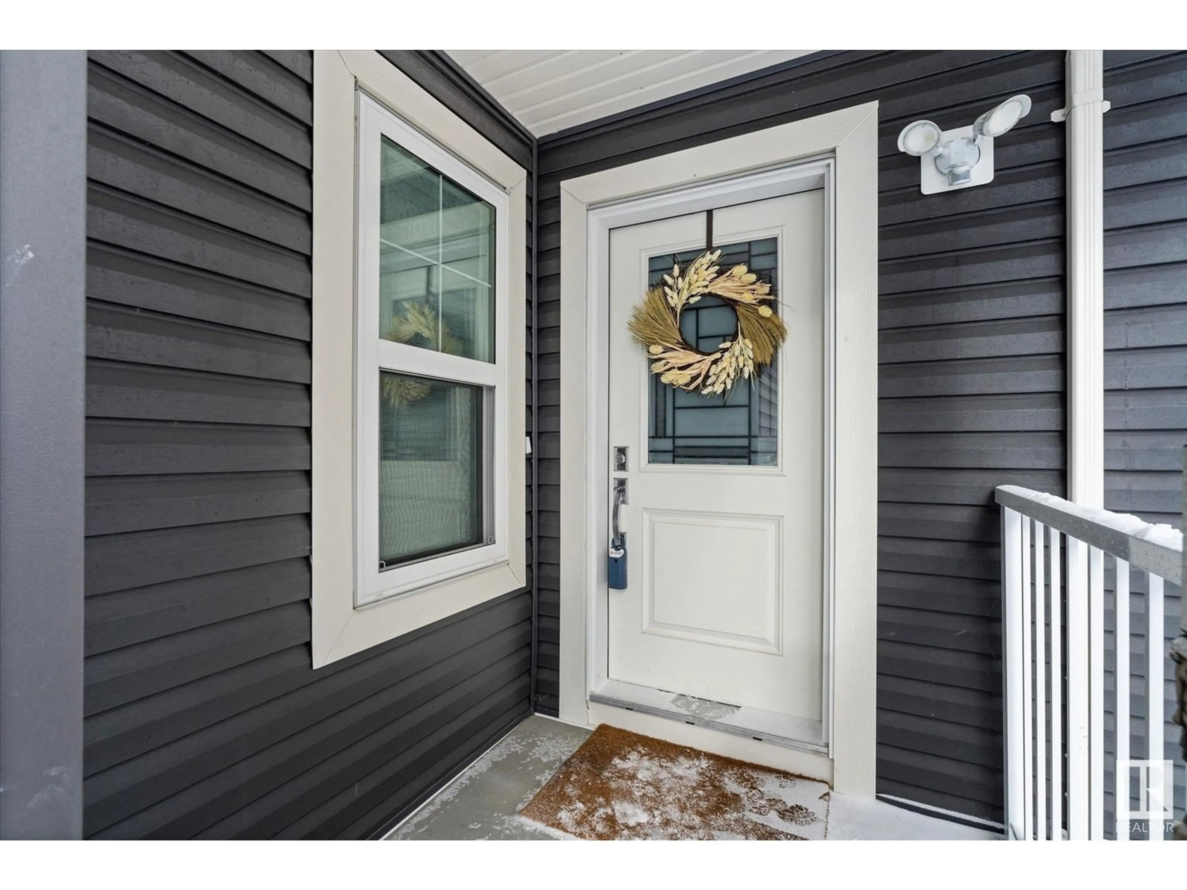 Indoor entryway for 82 MEADOWLAND WY, Spruce Grove Alberta T7X0S4