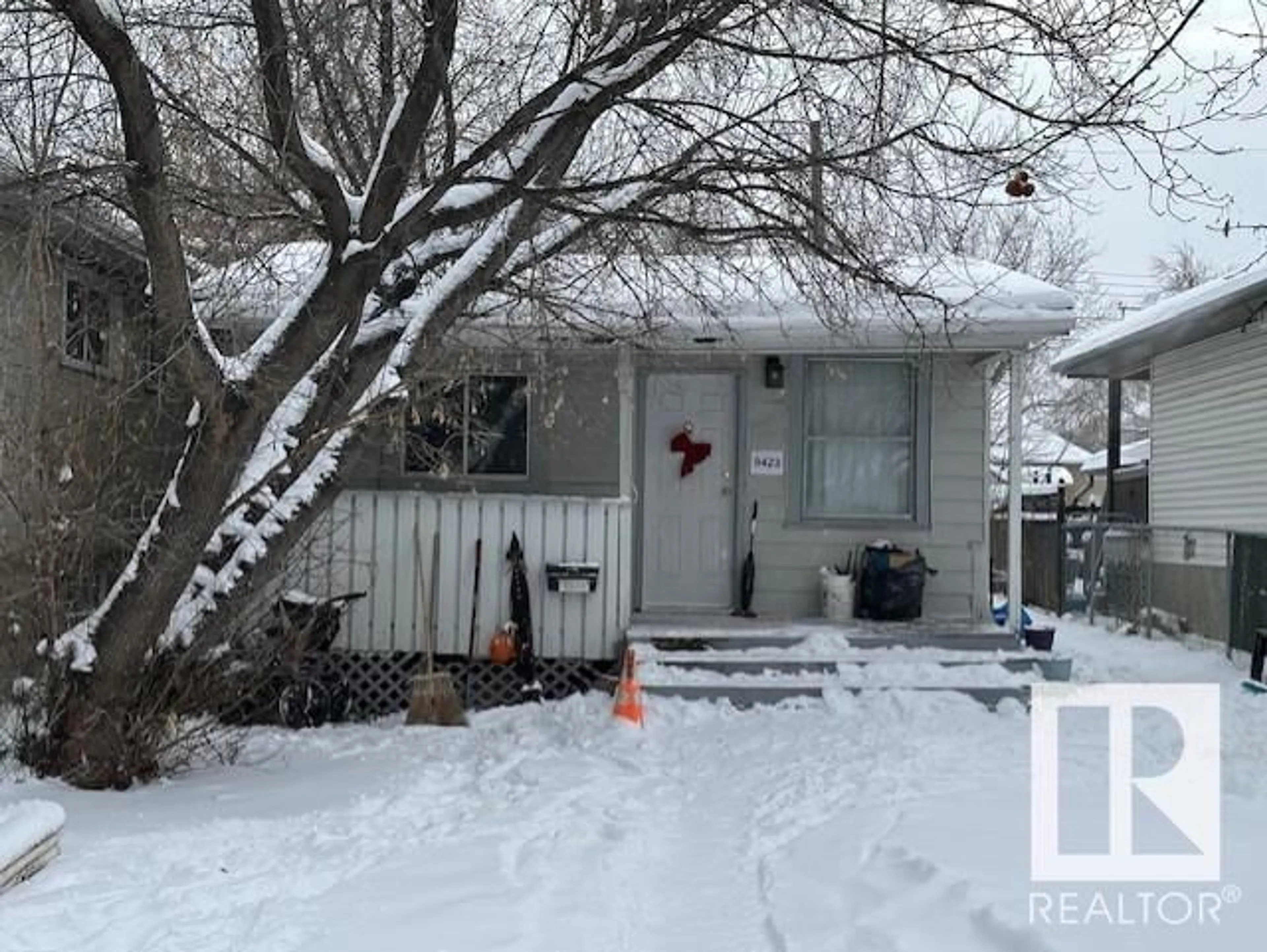 Shed for 9423 110 AV NW, Edmonton Alberta T5H1H2