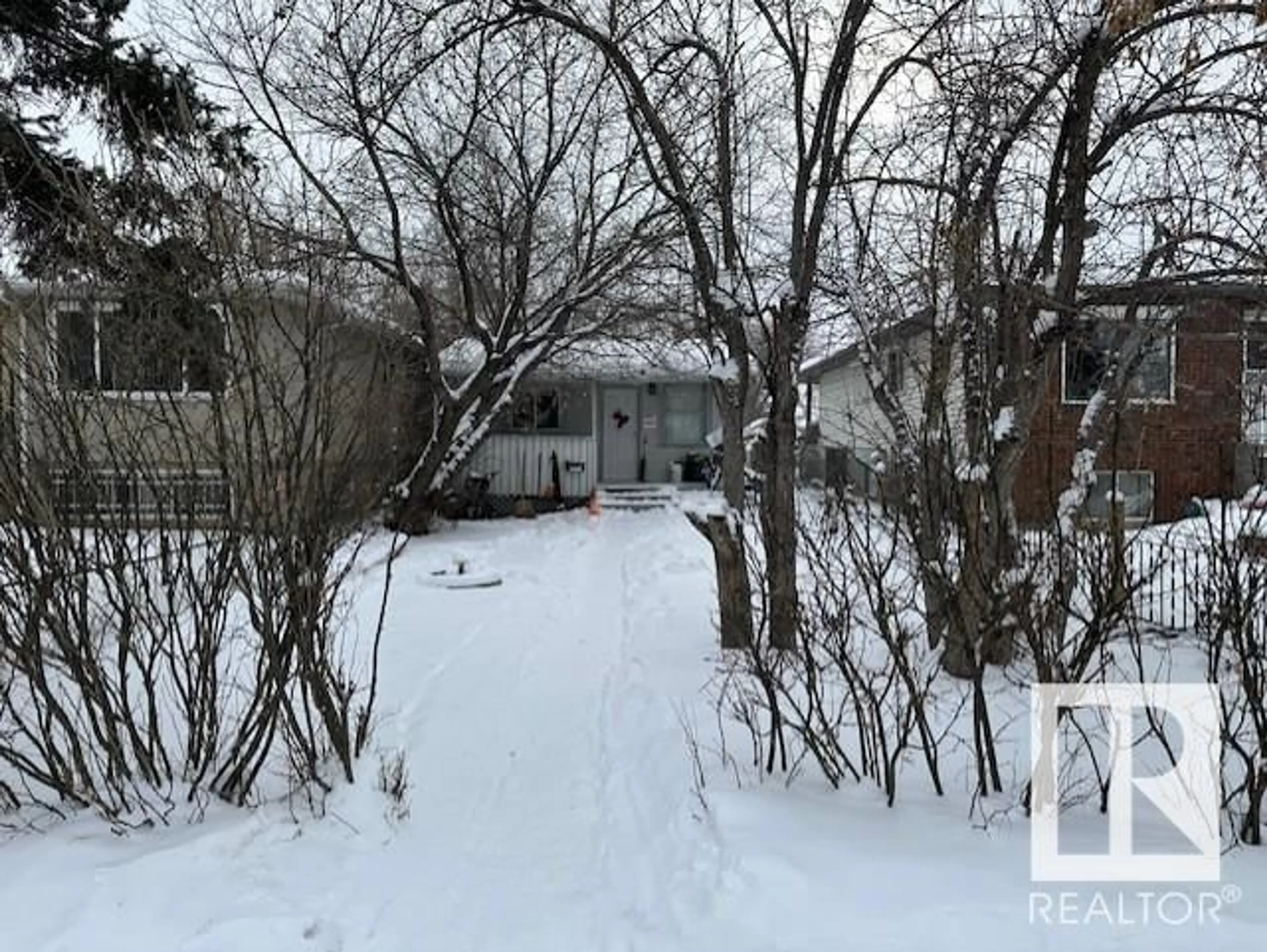 A pic from outside/outdoor area/front of a property/back of a property/a pic from drone, street for 9423 110 AV NW, Edmonton Alberta T5H1H2