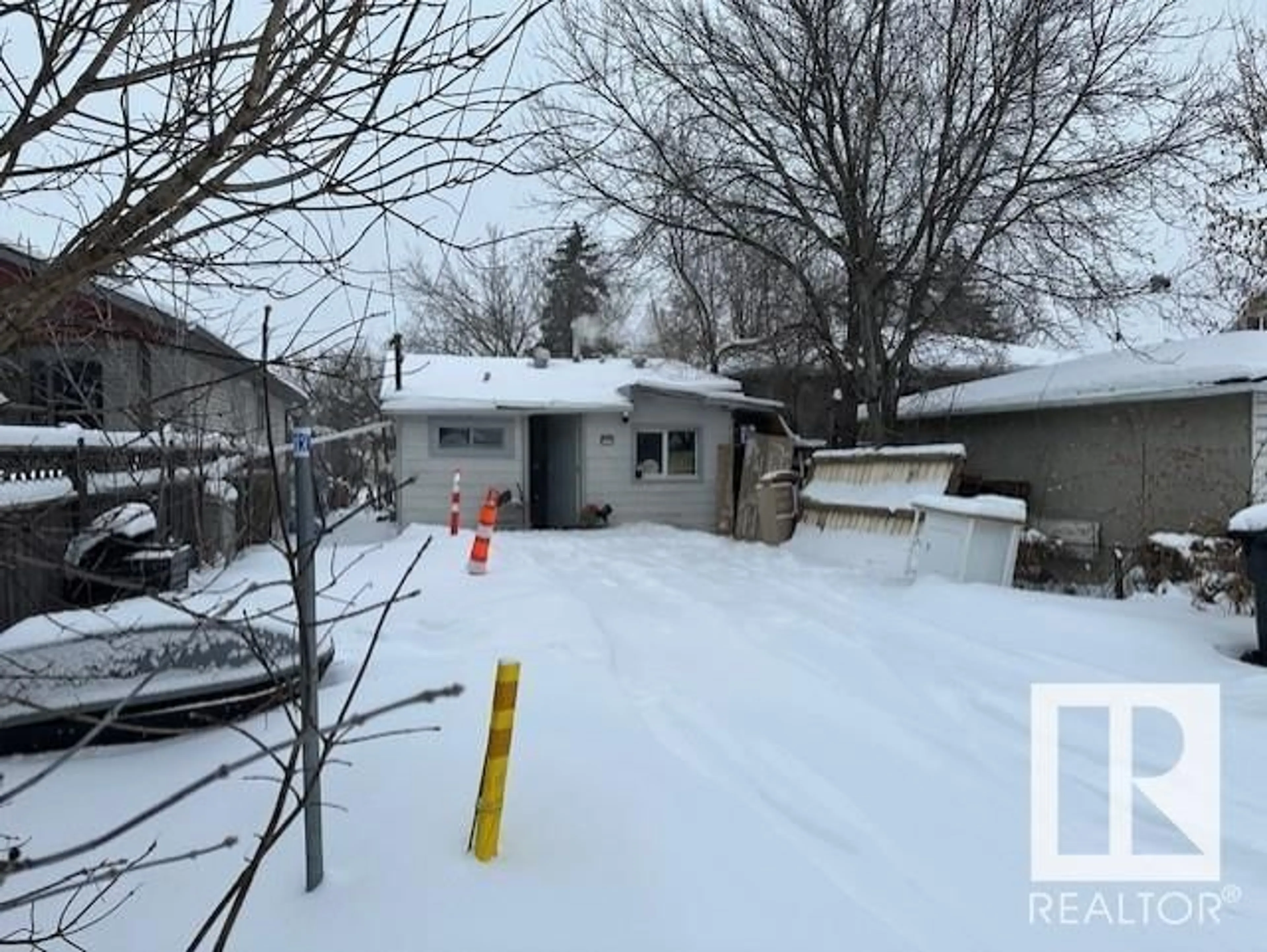 A pic from outside/outdoor area/front of a property/back of a property/a pic from drone, street for 9423 110 AV NW, Edmonton Alberta T5H1H2