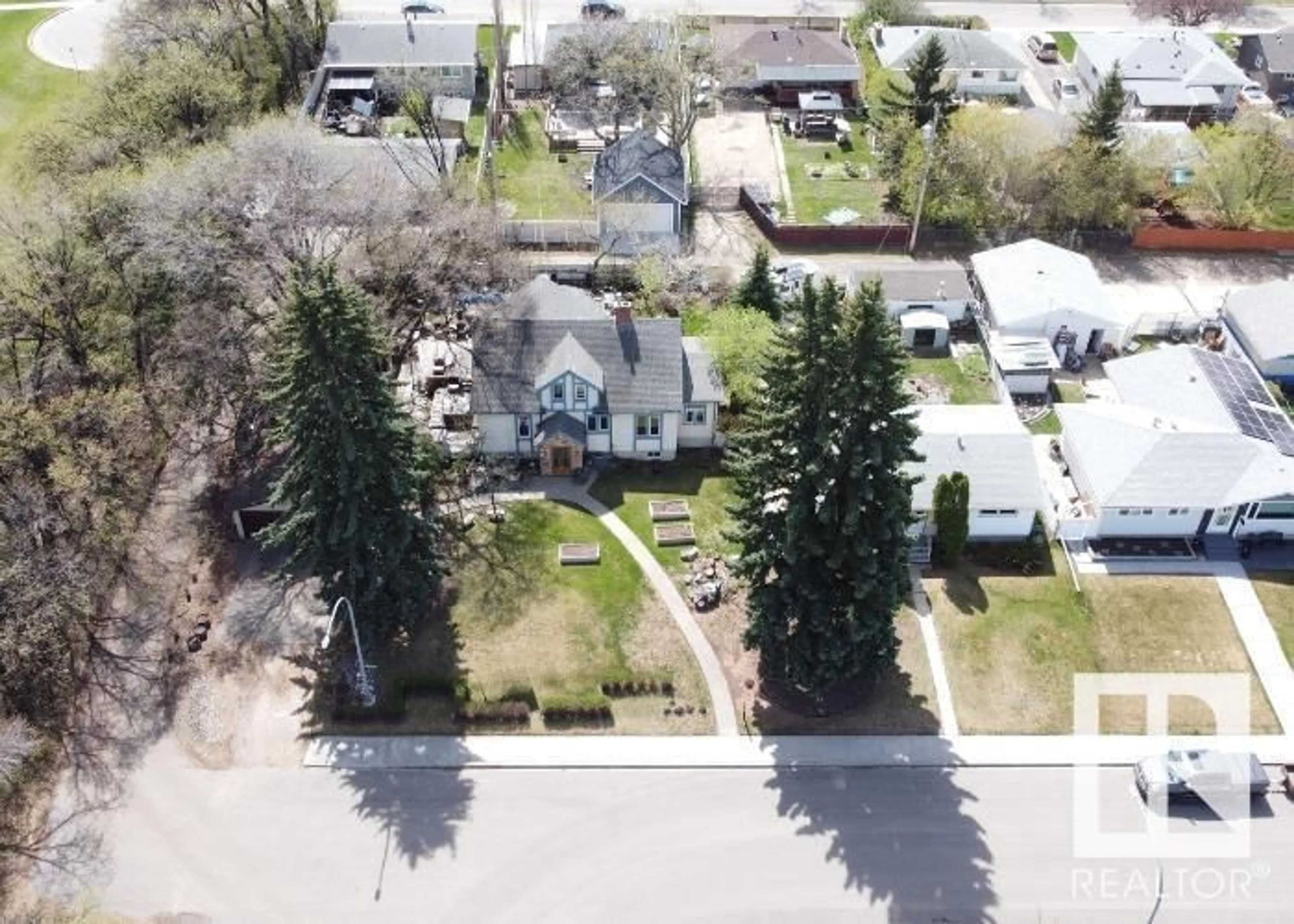 A pic from outside/outdoor area/front of a property/back of a property/a pic from drone, street for 5209 101A AV NW, Edmonton Alberta T6A0L7