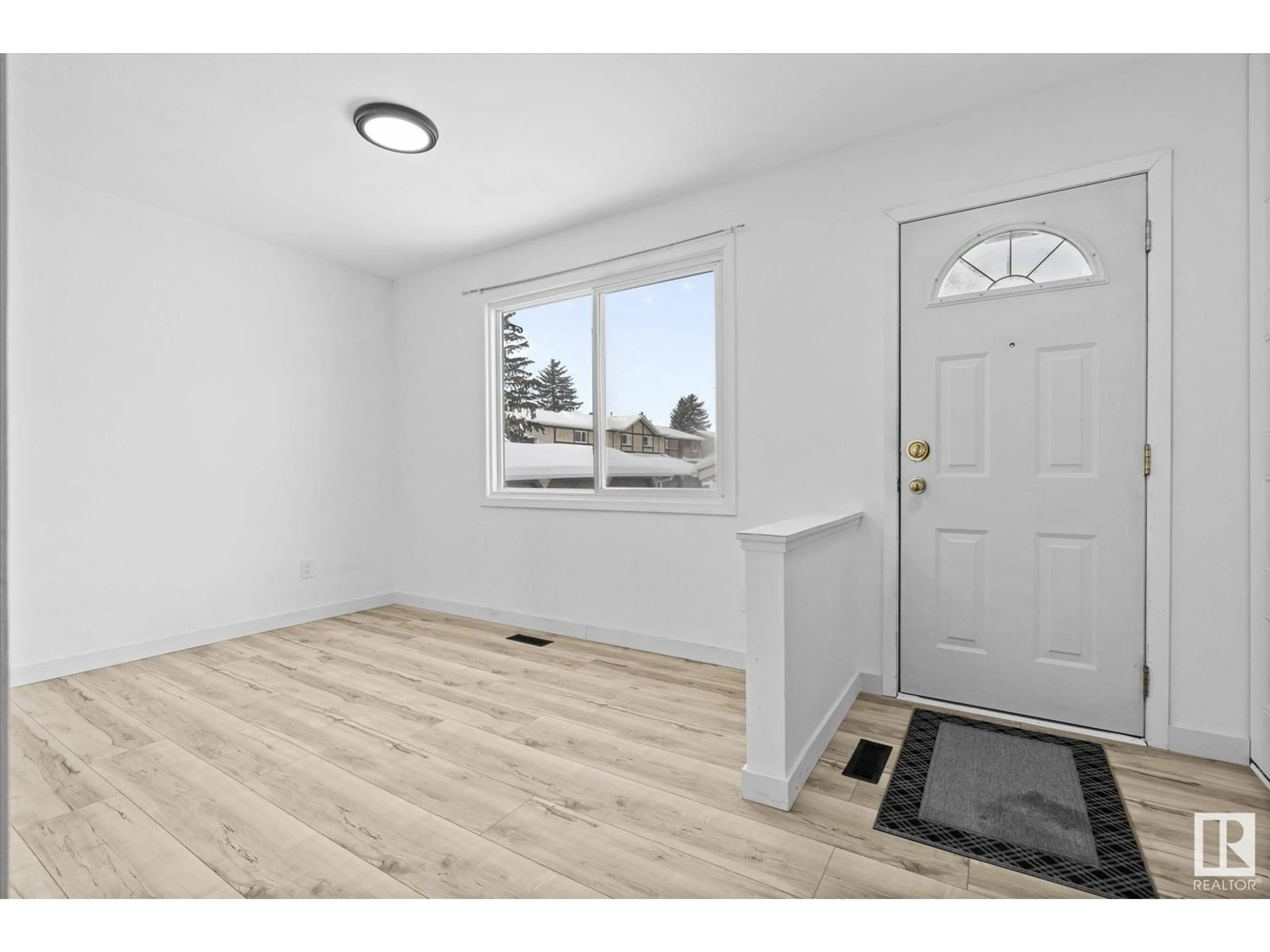 Indoor entryway for #123 TUDOR LANE LN NW, Edmonton Alberta T6J3T5